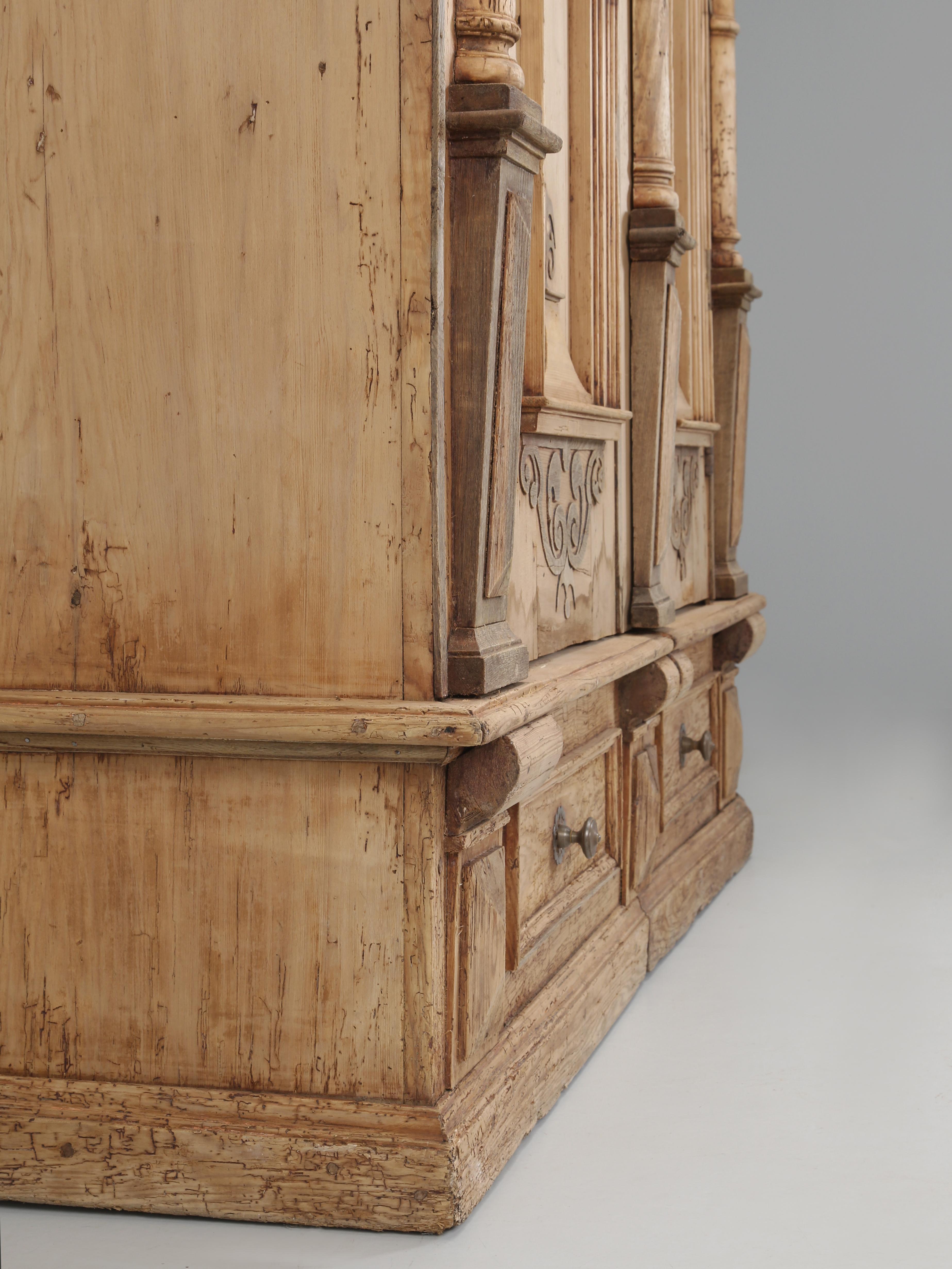 Armoire ou armoire baroque allemande ancienne en pin rayé fabriquée dans les années 1700 en vente 2