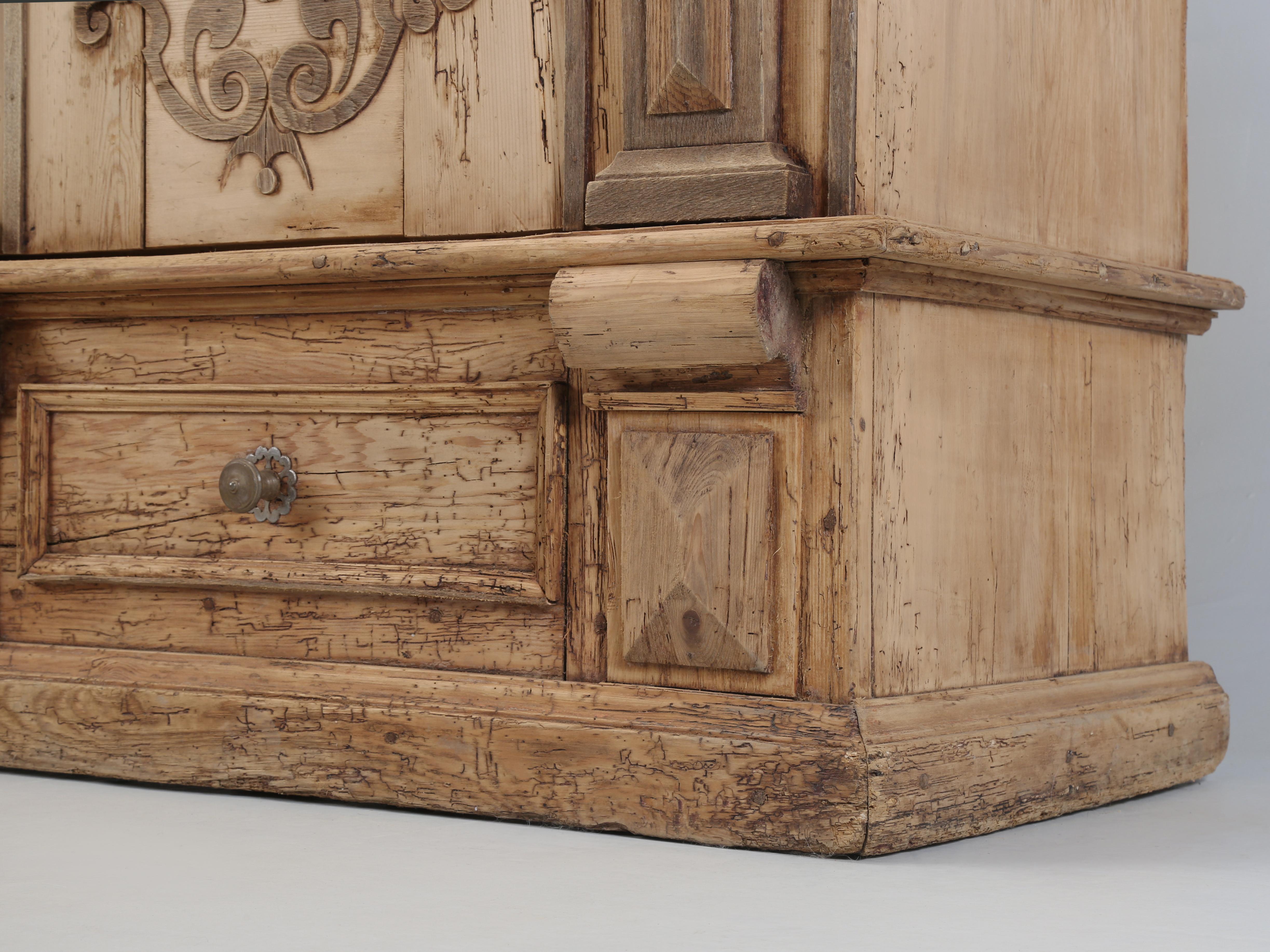 Armoire ou armoire baroque allemande ancienne en pin rayé fabriquée dans les années 1700 en vente 5