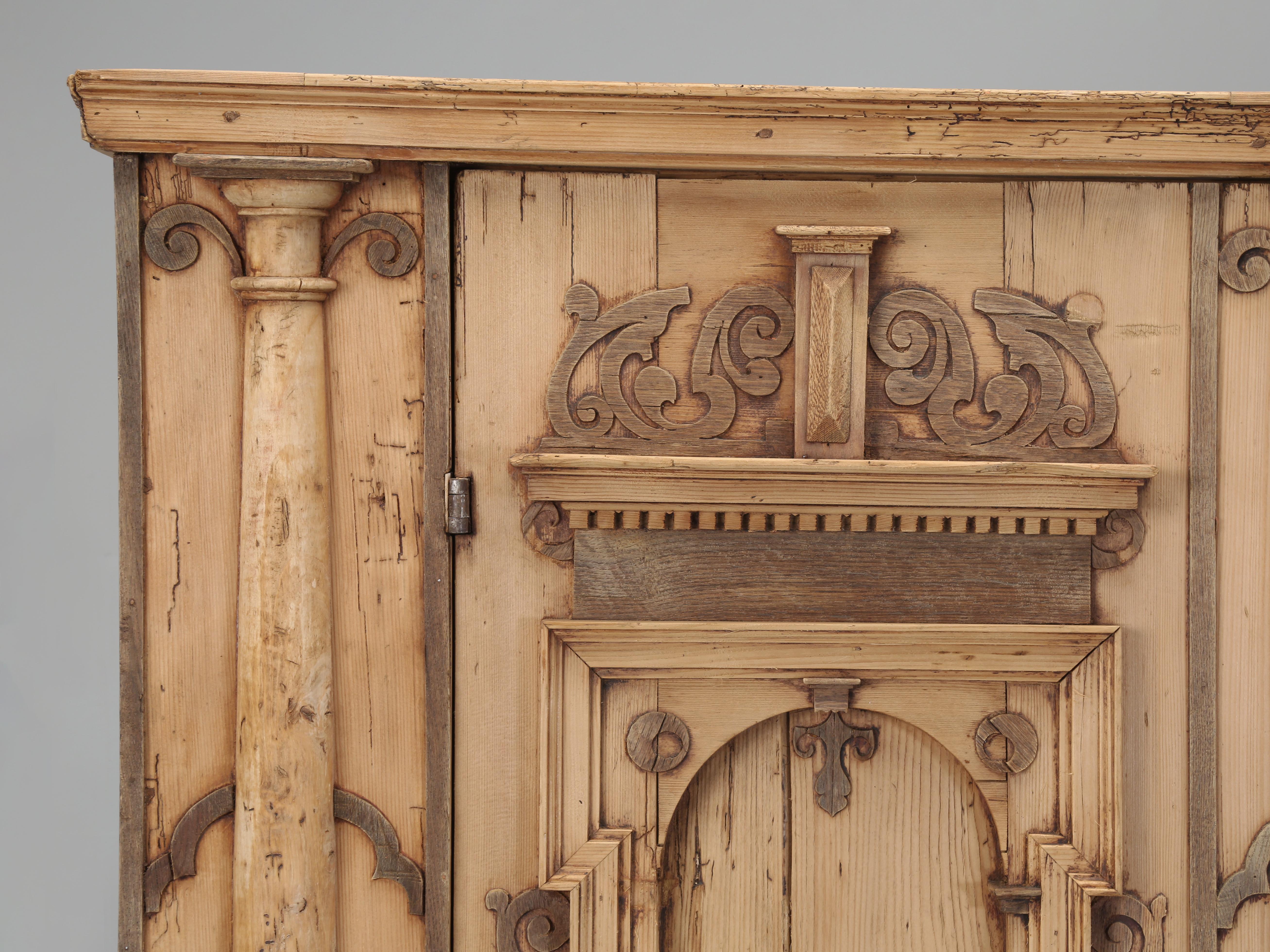 Allemand Armoire ou armoire baroque allemande ancienne en pin rayé fabriquée dans les années 1700 en vente