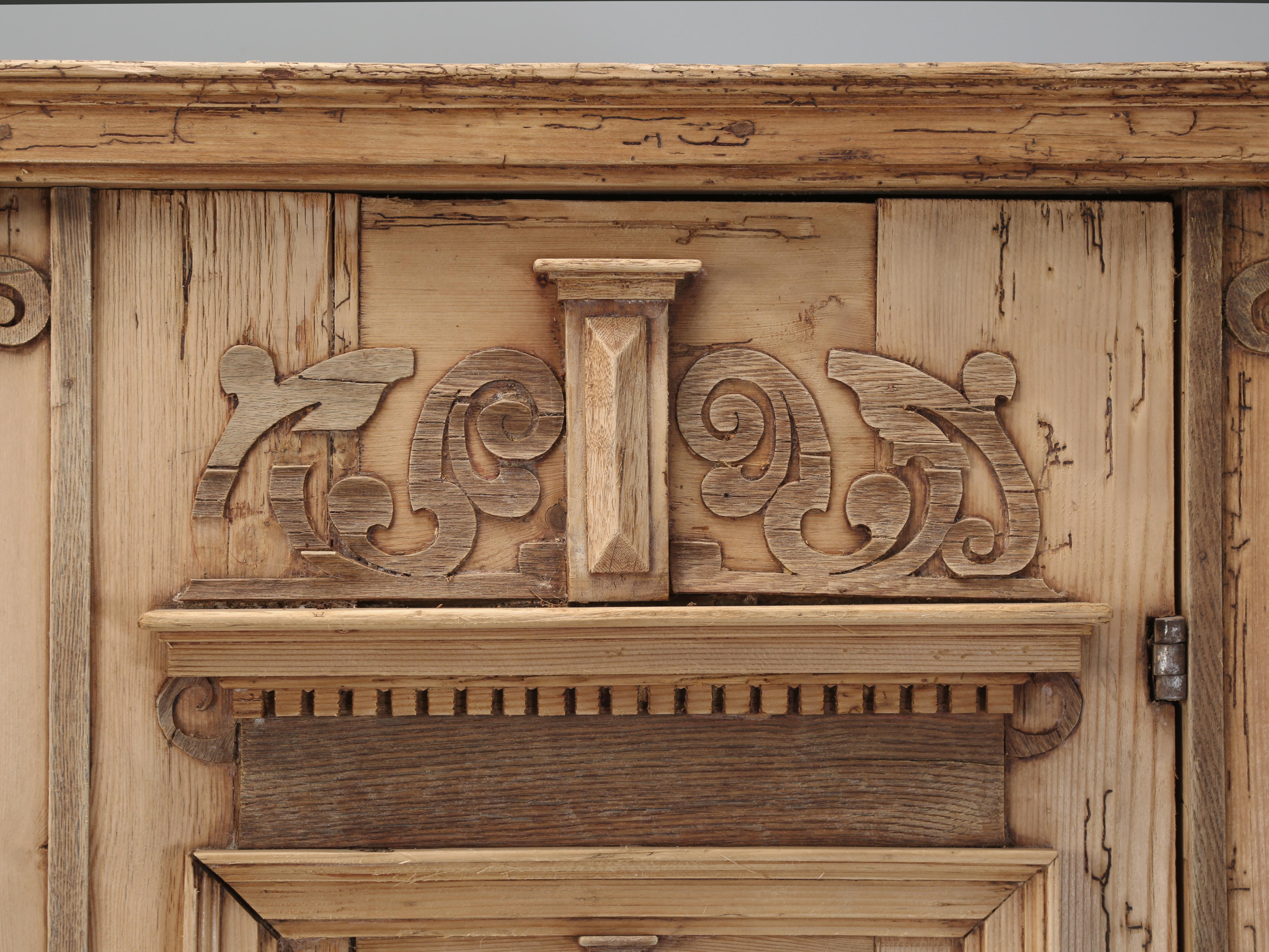 Armoire ou armoire baroque allemande ancienne en pin rayé fabriquée dans les années 1700 Bon état - En vente à Chicago, IL
