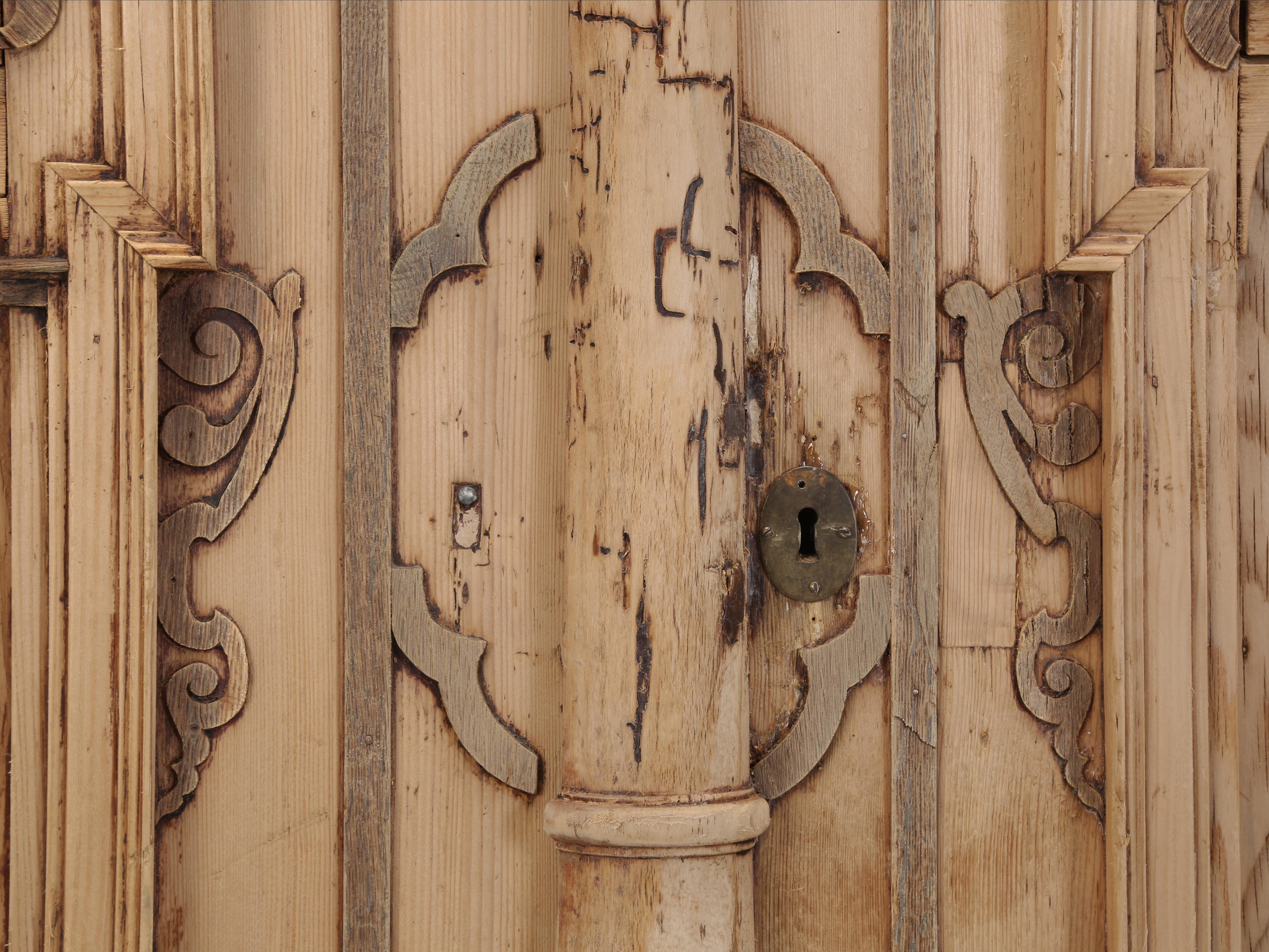 Fer Armoire ou armoire baroque allemande ancienne en pin rayé fabriquée dans les années 1700 en vente