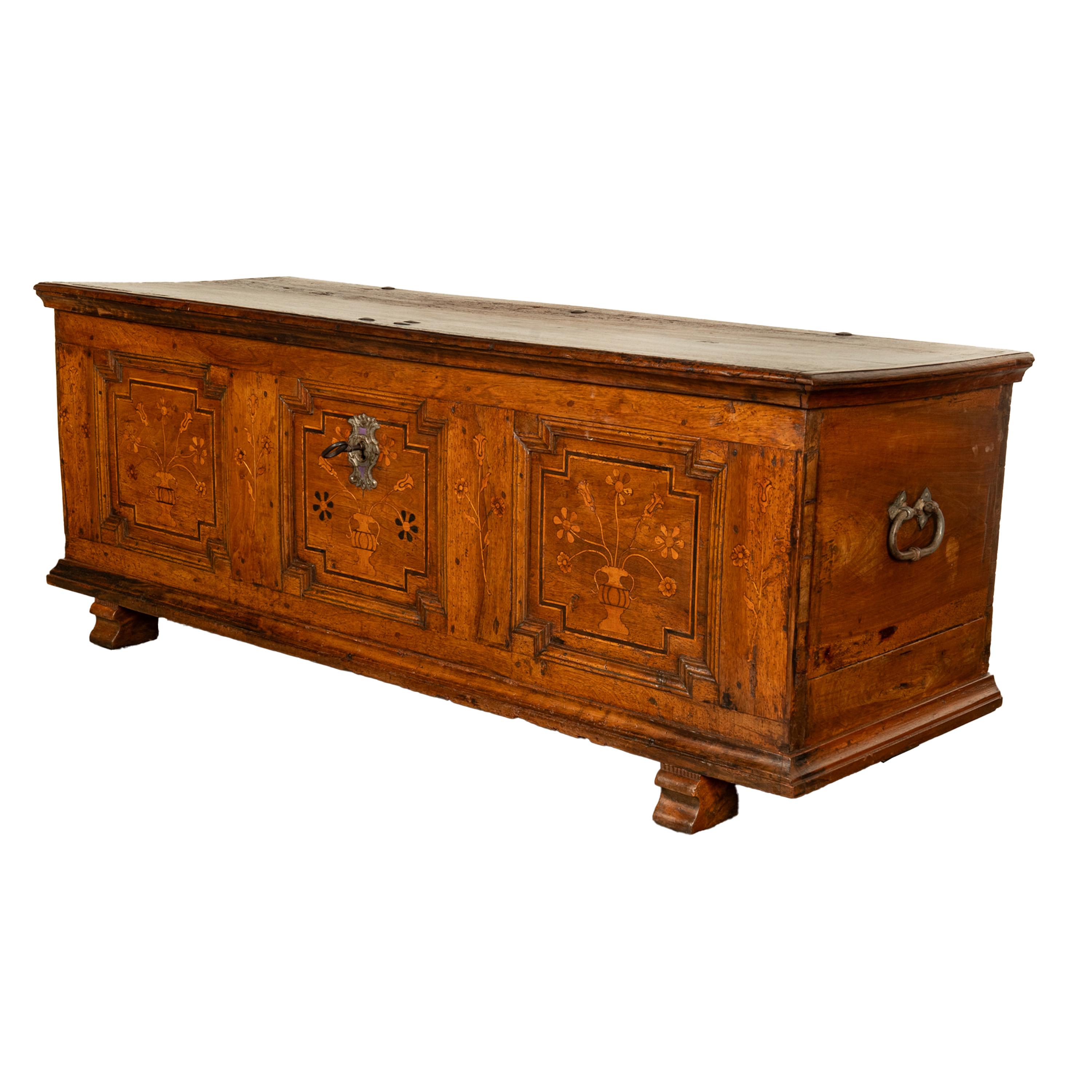 Ancienne commode Dowry allemande baroque marquetée 1700 en vente 2
