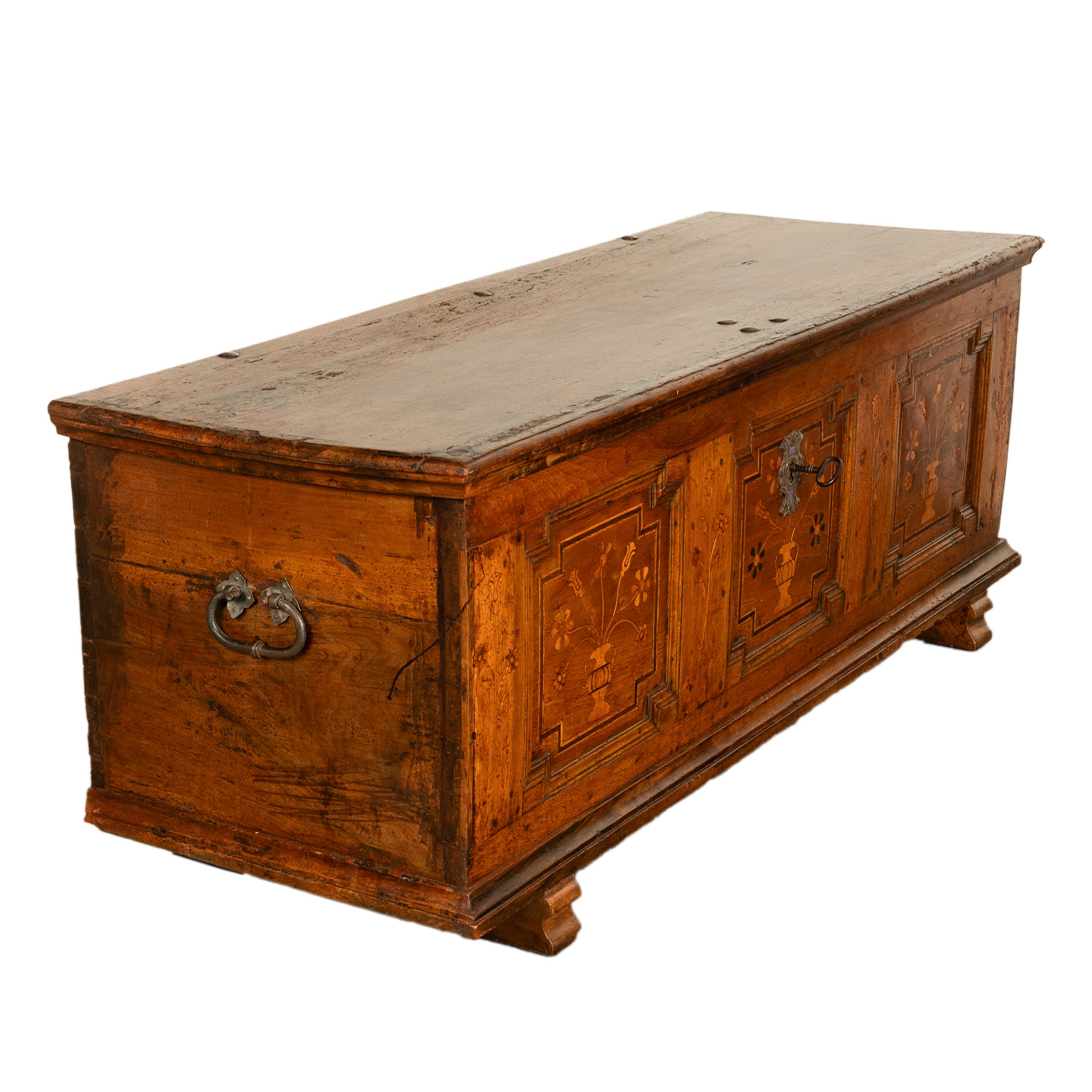 Ancienne commode Dowry allemande baroque marquetée 1700 en vente 3