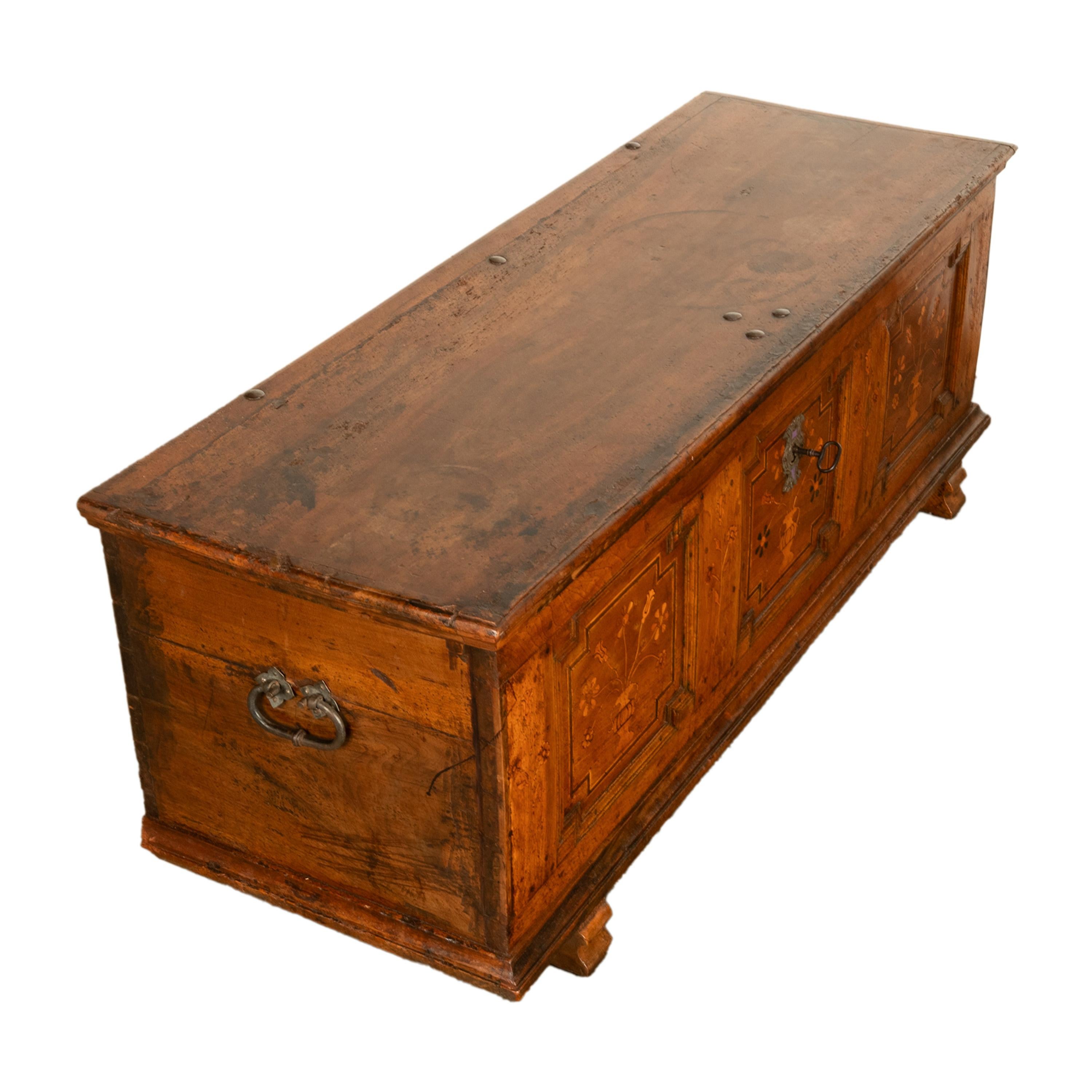 Ancienne commode Dowry allemande baroque marquetée 1700 en vente 4