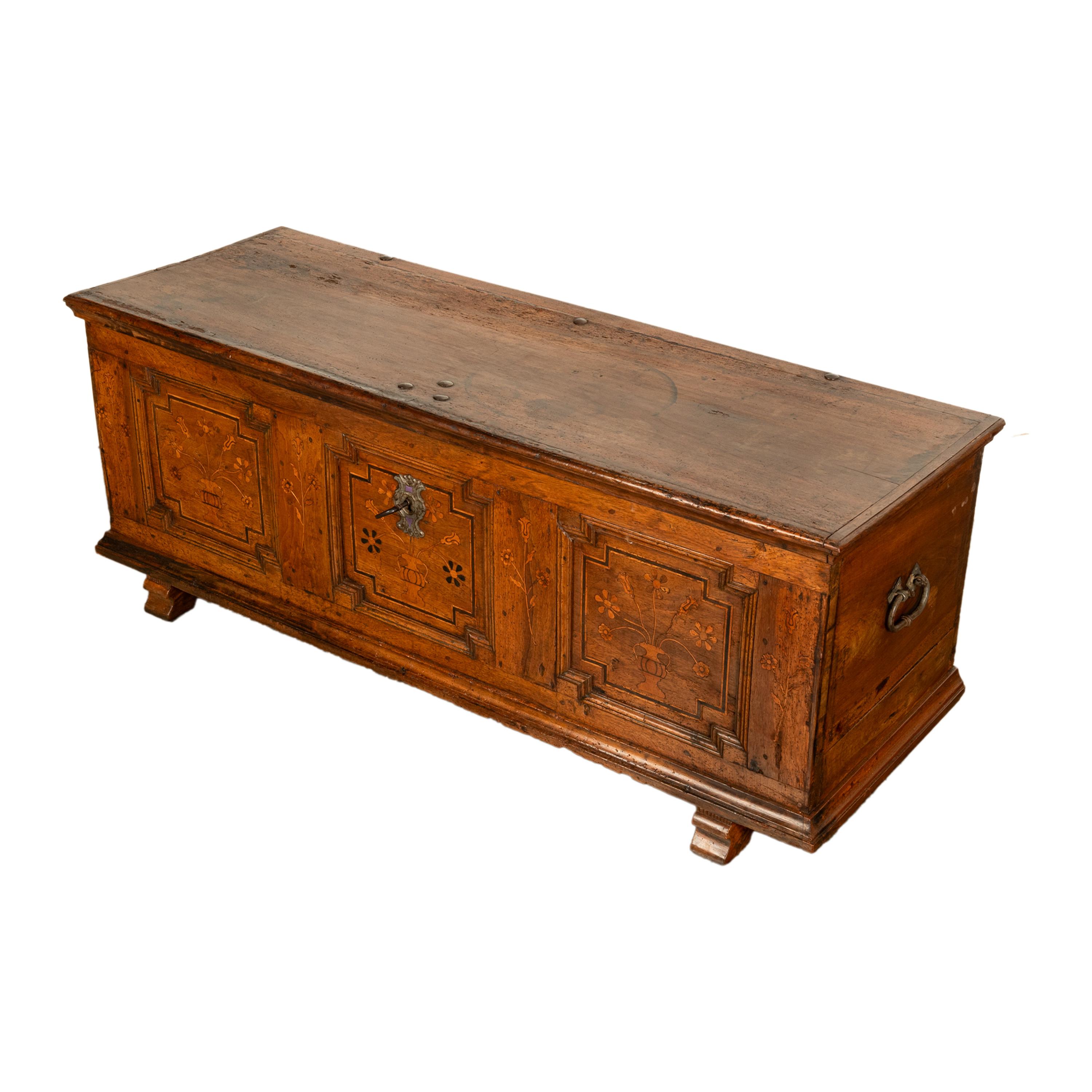 Ancienne commode Dowry allemande baroque marquetée 1700 en vente 5