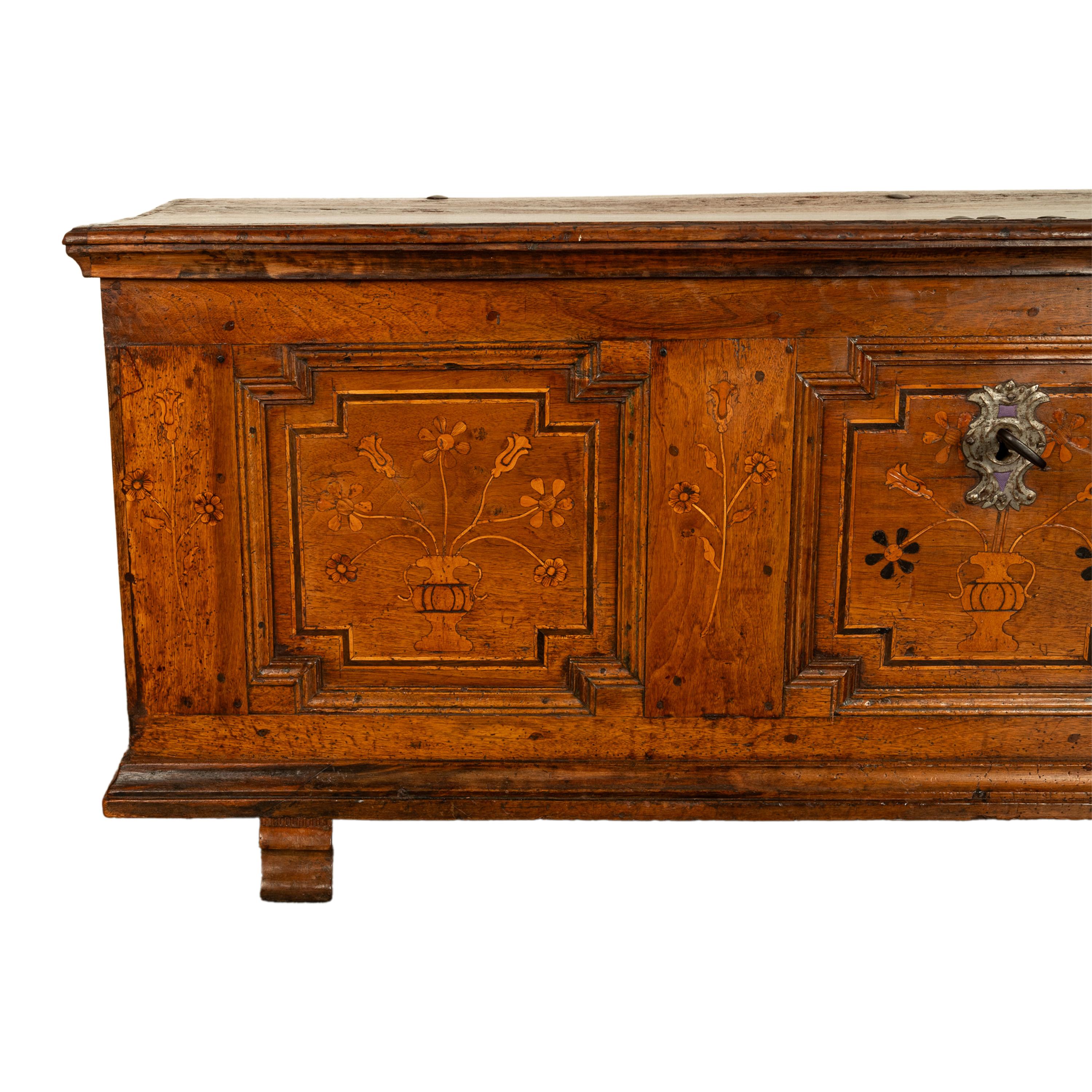 Ancienne commode Dowry allemande baroque marquetée 1700 en vente 6