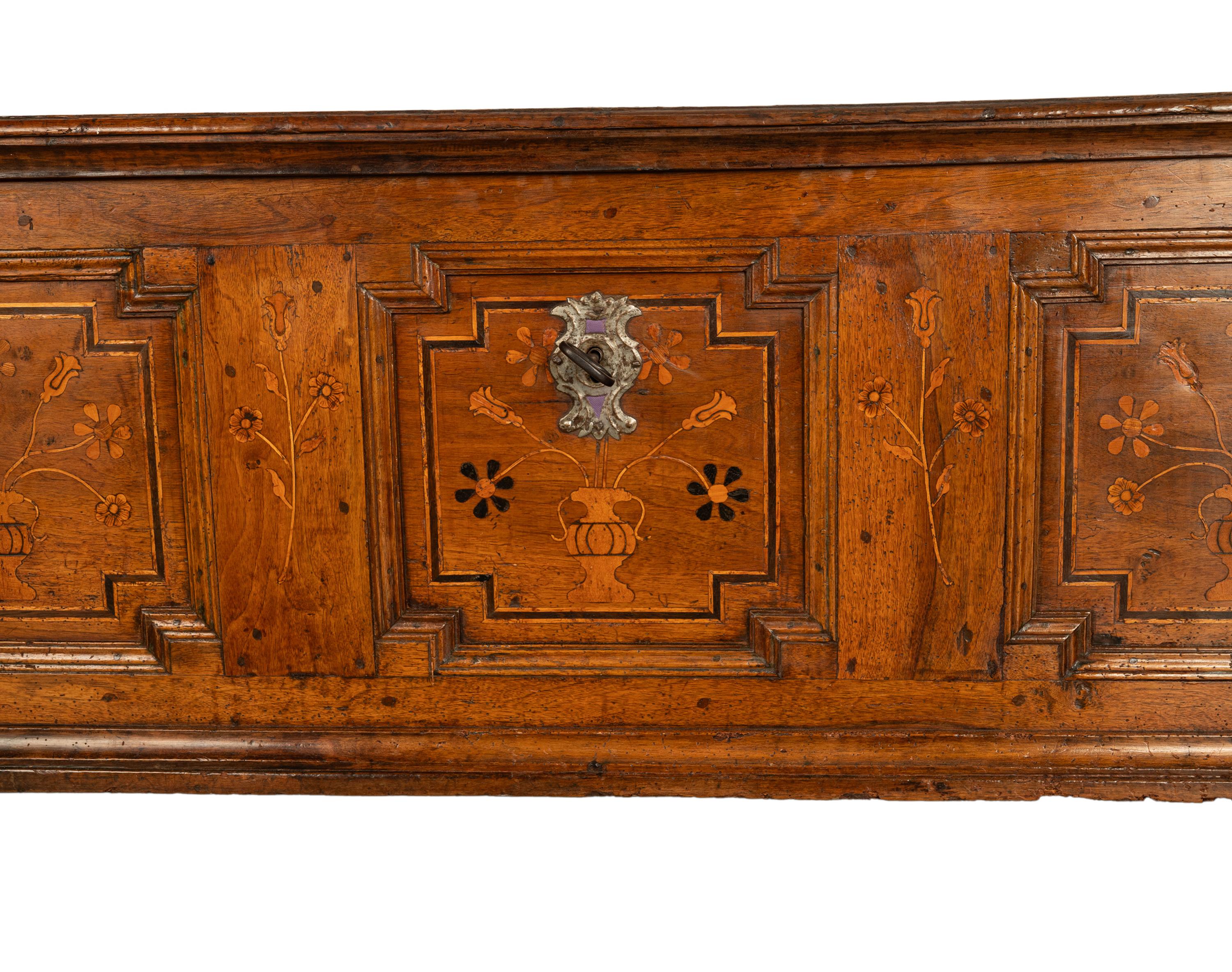 Ancienne commode Dowry allemande baroque marquetée 1700 en vente 7