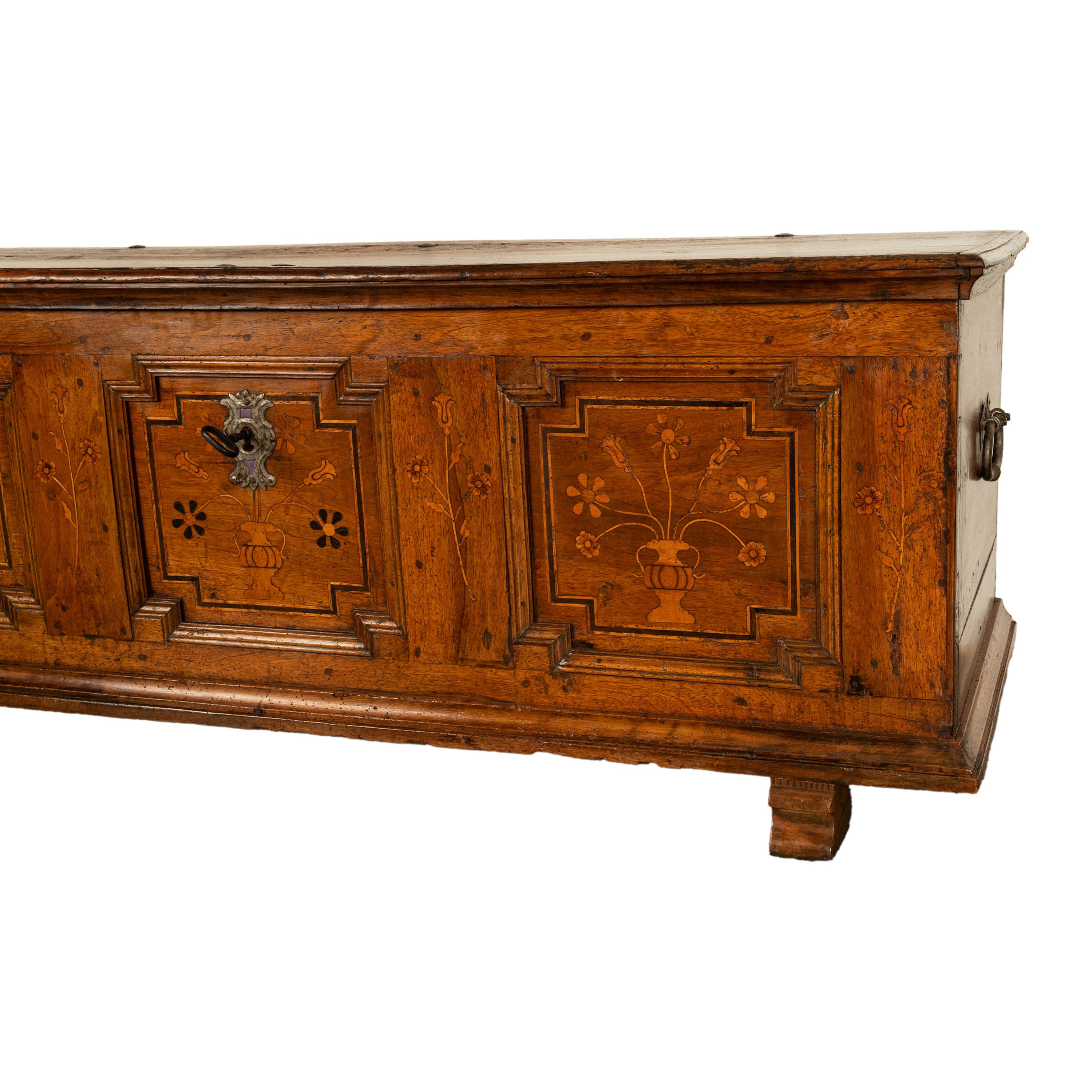 Ancienne commode Dowry allemande baroque marquetée 1700 en vente 8