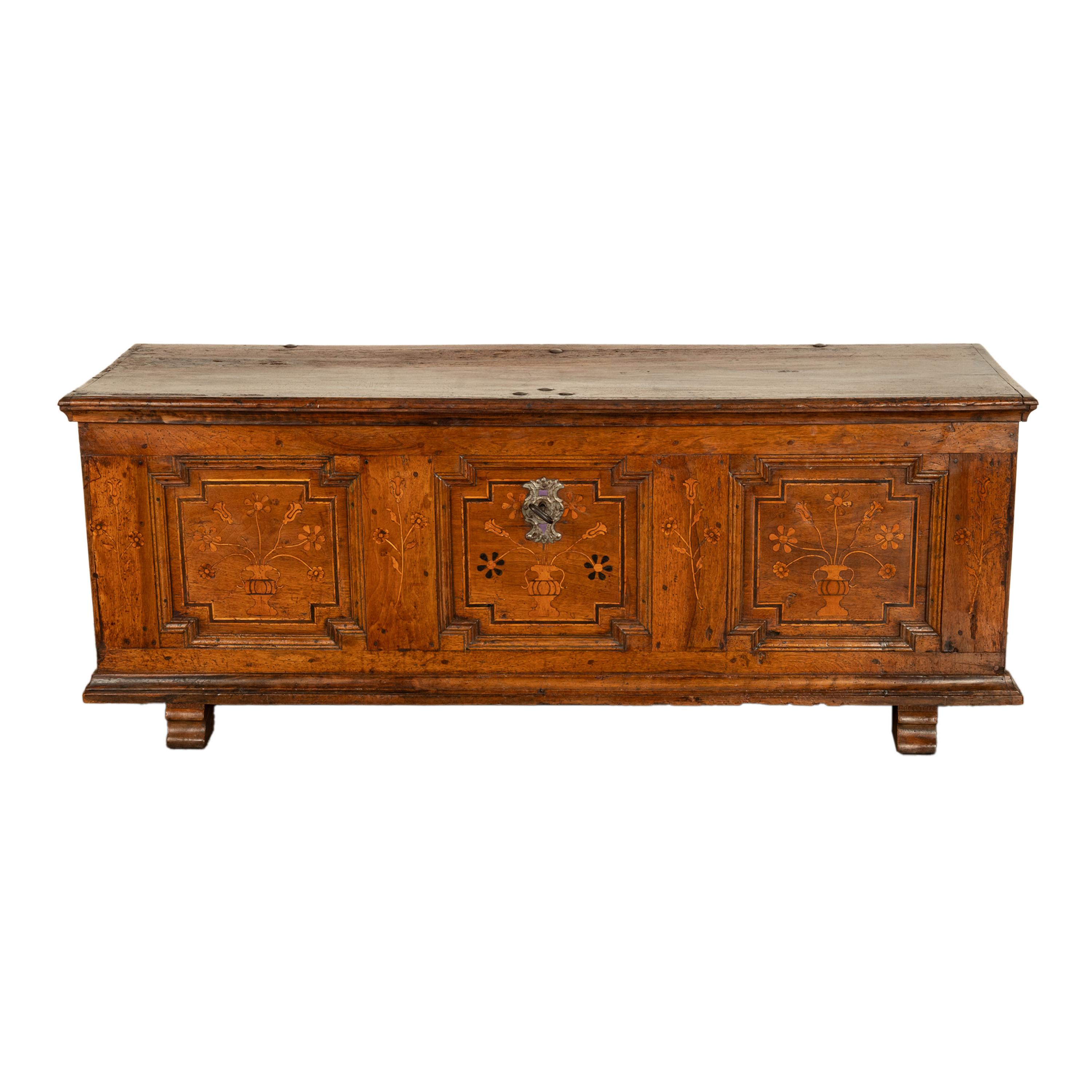 Coffre à dot en noyer marqueté, de style baroque allemand, vers 1700.
Le coffret est muni d'un couvercle qui se soulève et qui renferme un espace de rangement pour les vêtements ou le linge. Le coffret est équipé d'un couvercle de bougie sur le côté