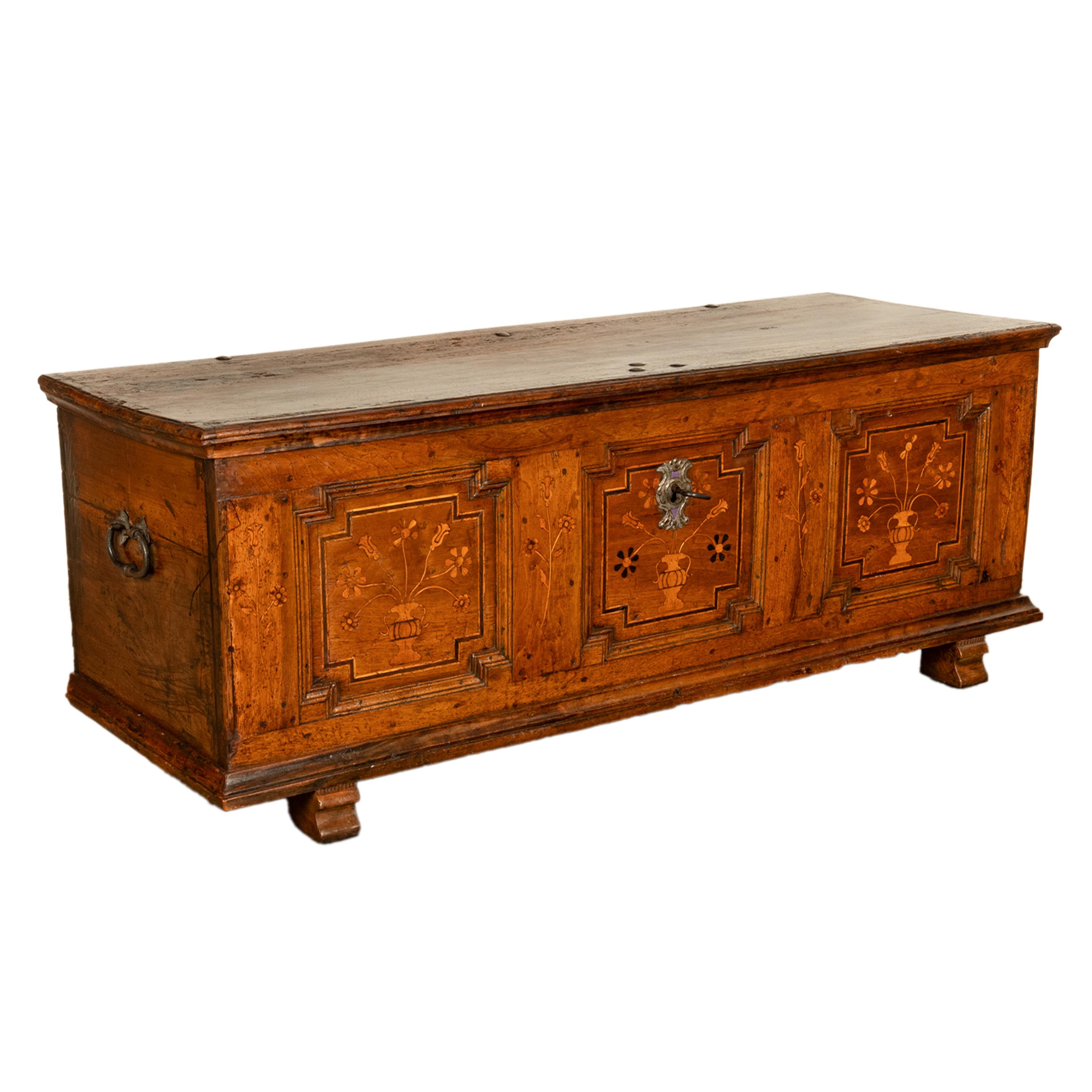Baroque Ancienne commode Dowry allemande baroque marquetée 1700 en vente