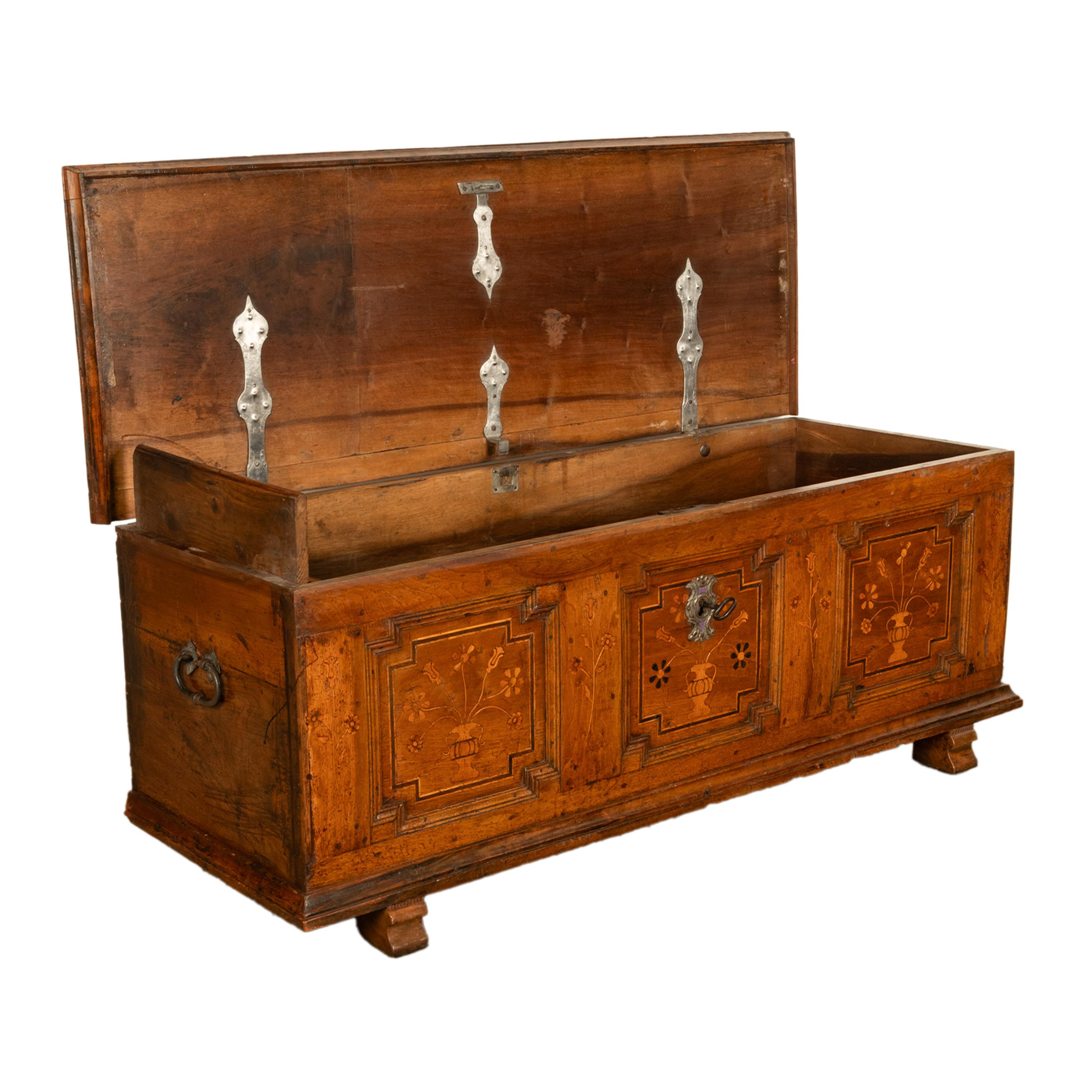 Marqueterie Ancienne commode Dowry allemande baroque marquetée 1700 en vente