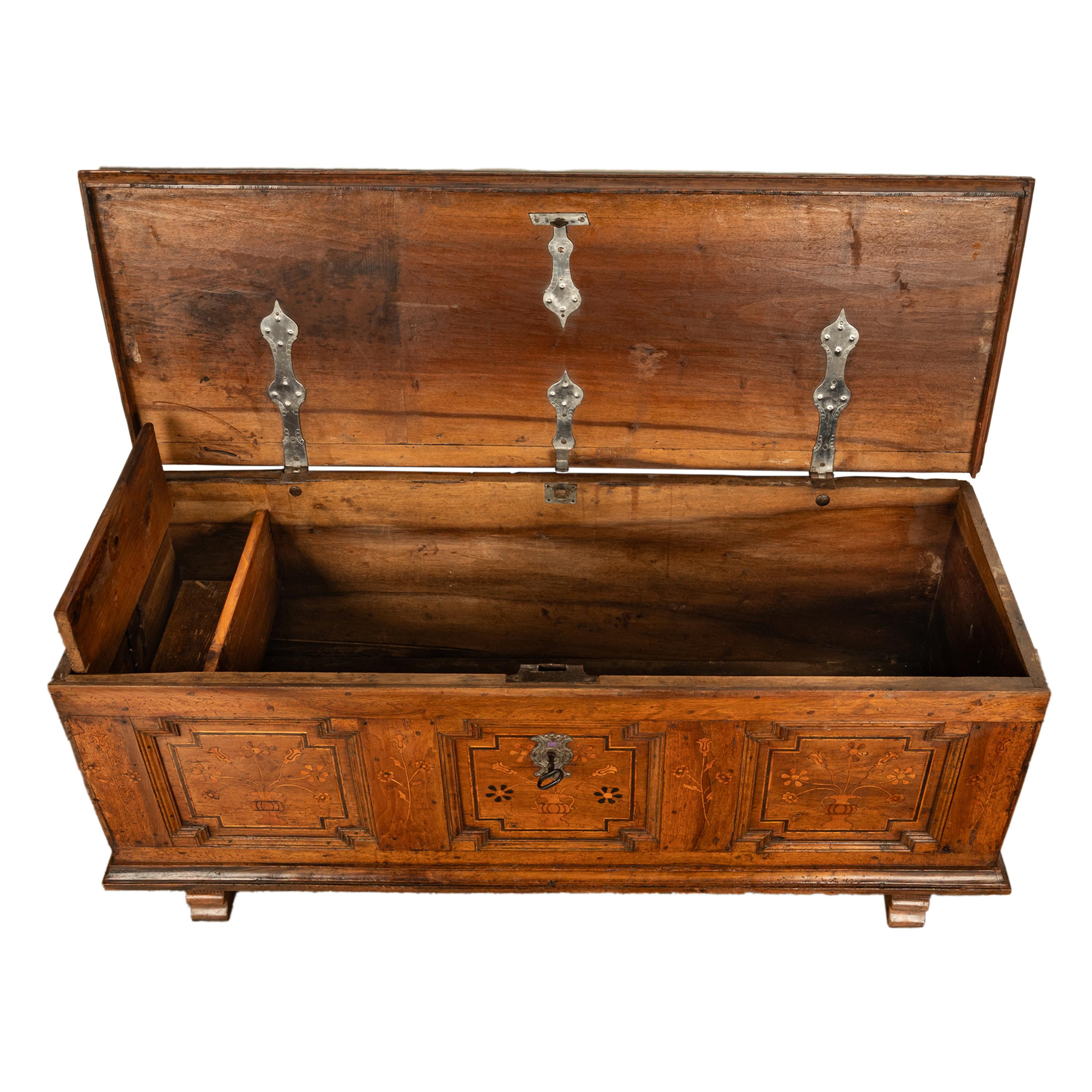 Ancienne commode Dowry allemande baroque marquetée 1700 Bon état - En vente à Portland, OR