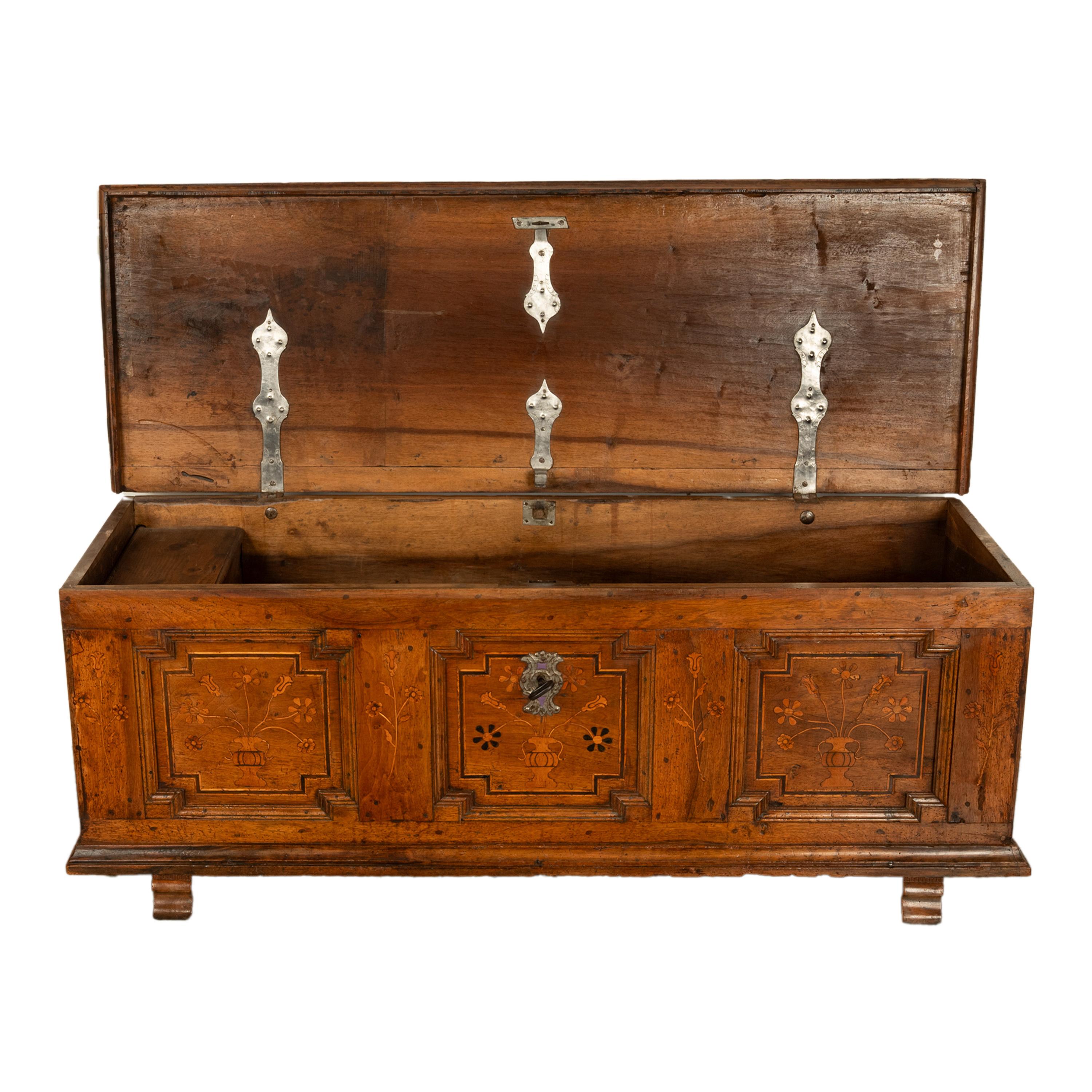 Début du XVIIIe siècle Ancienne commode Dowry allemande baroque marquetée 1700 en vente