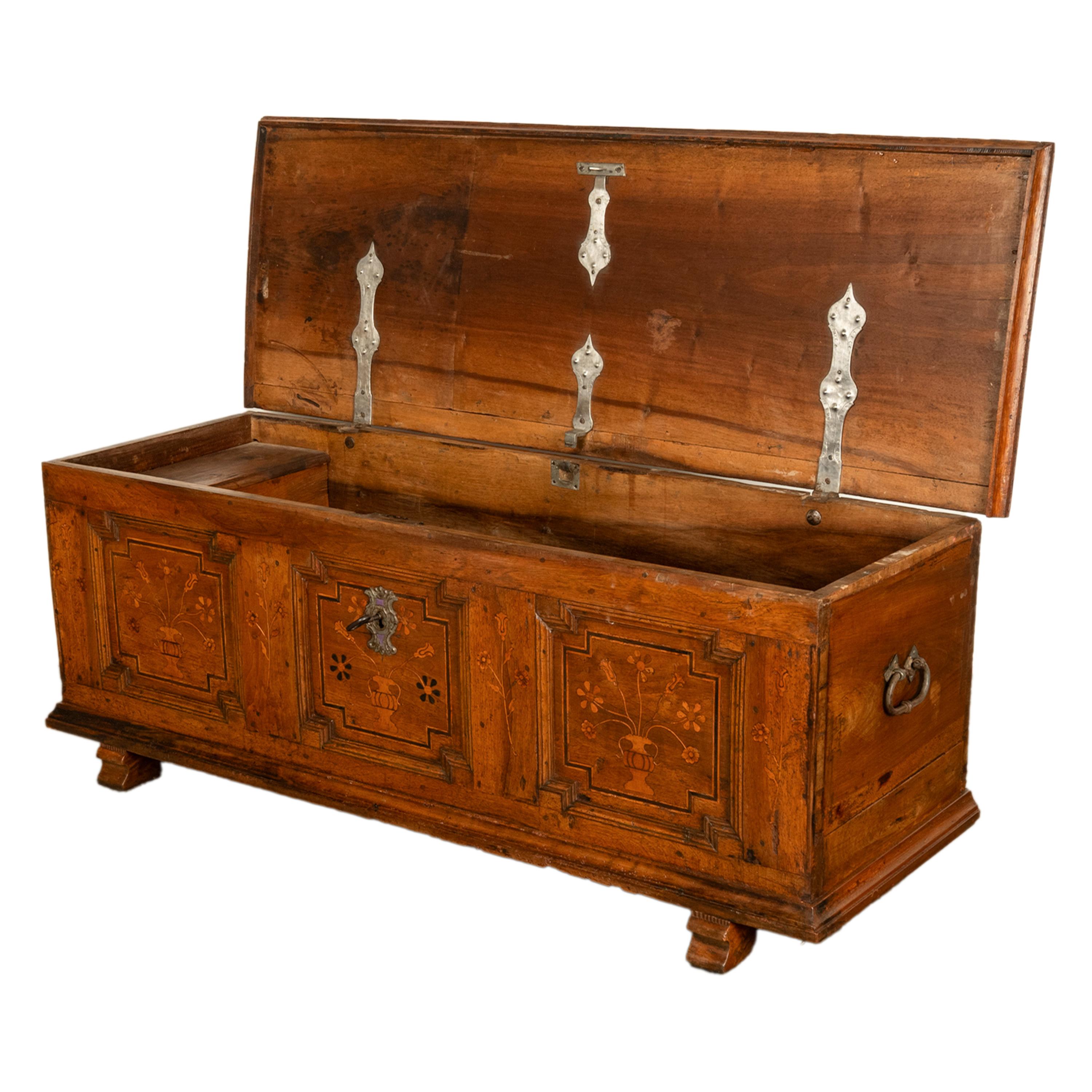 Ébène Ancienne commode Dowry allemande baroque marquetée 1700 en vente