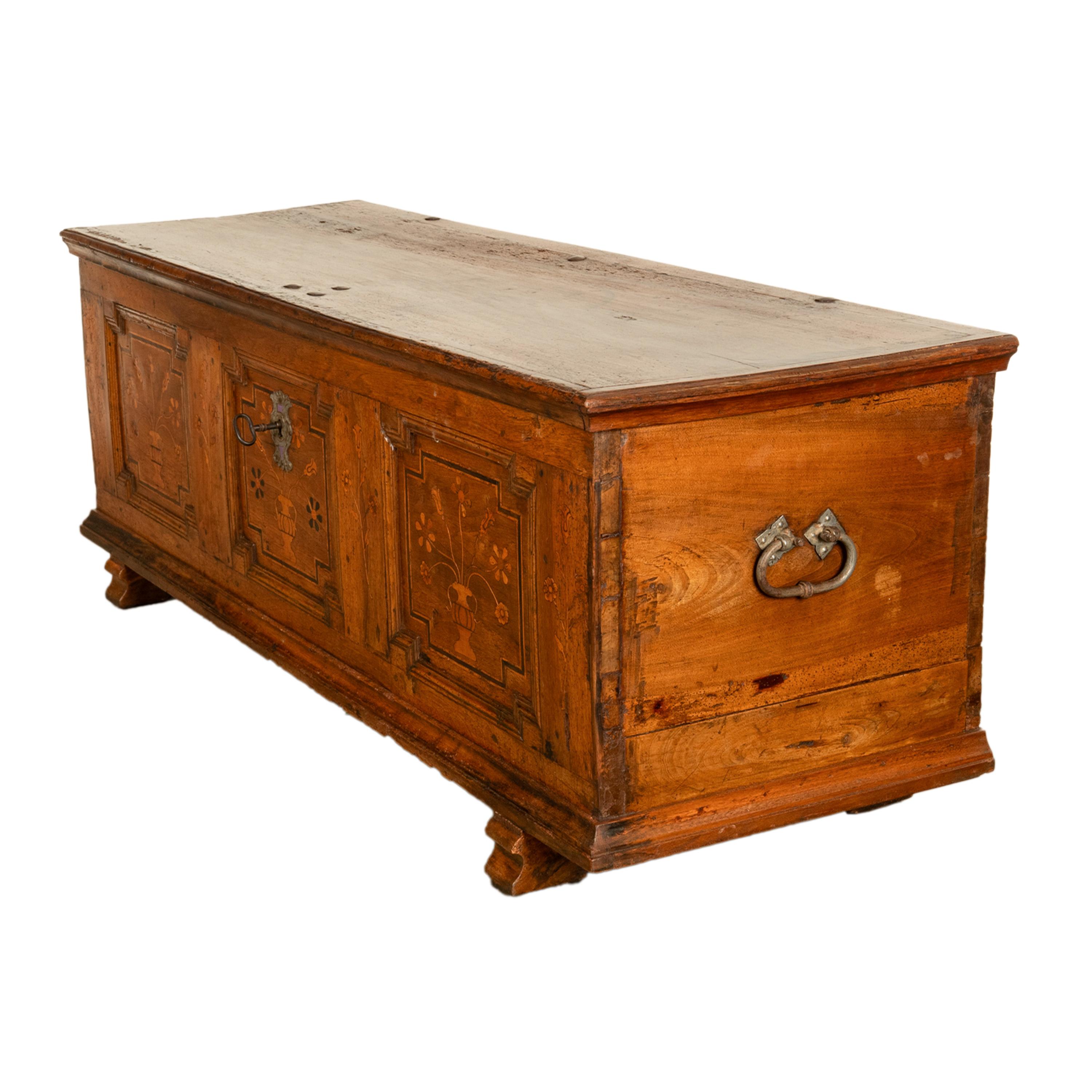 Ancienne commode Dowry allemande baroque marquetée 1700 en vente 1