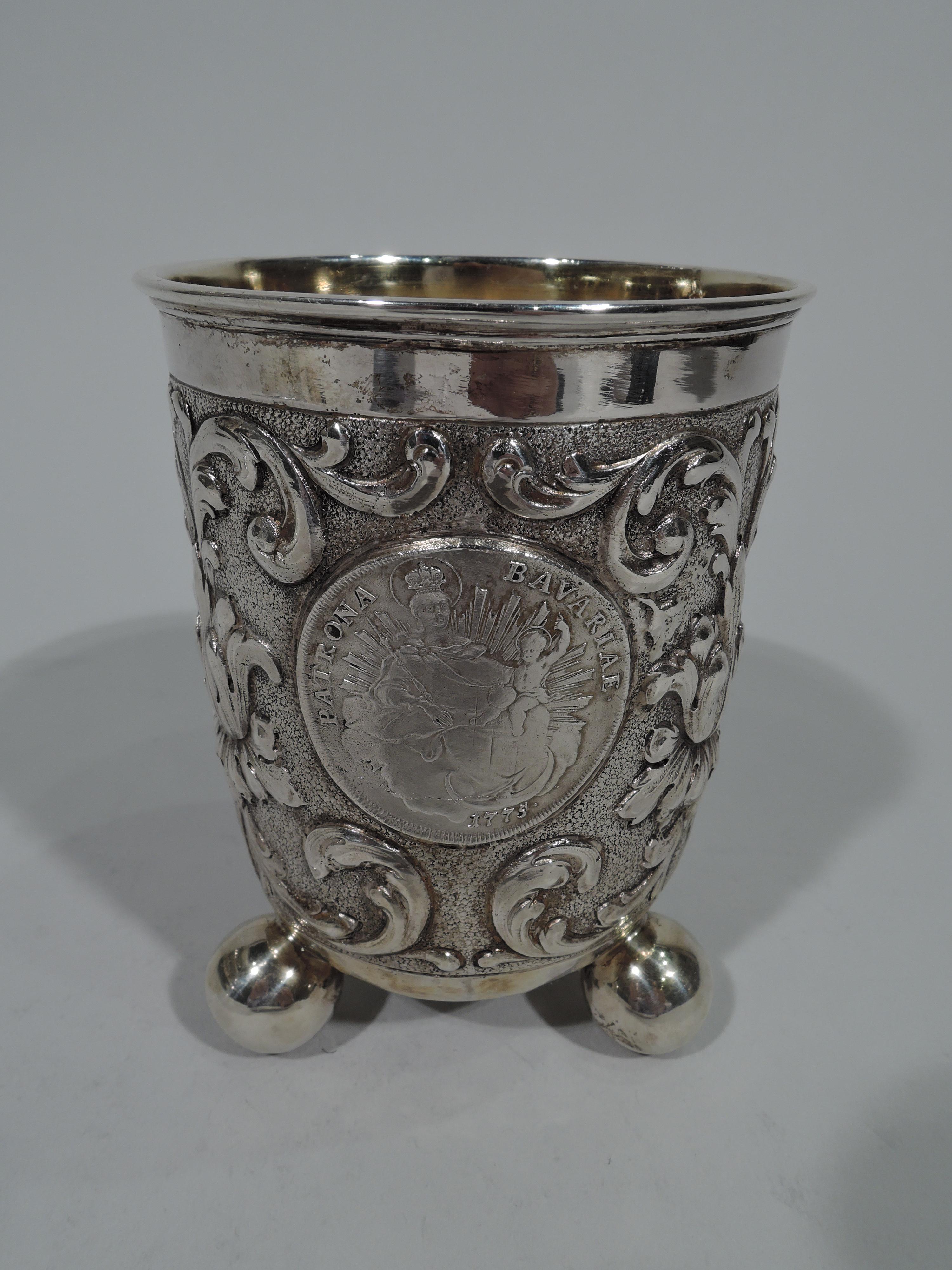 Néo-baroque Gobelet ancien en argent de style baroque allemand avec vieilles pièces