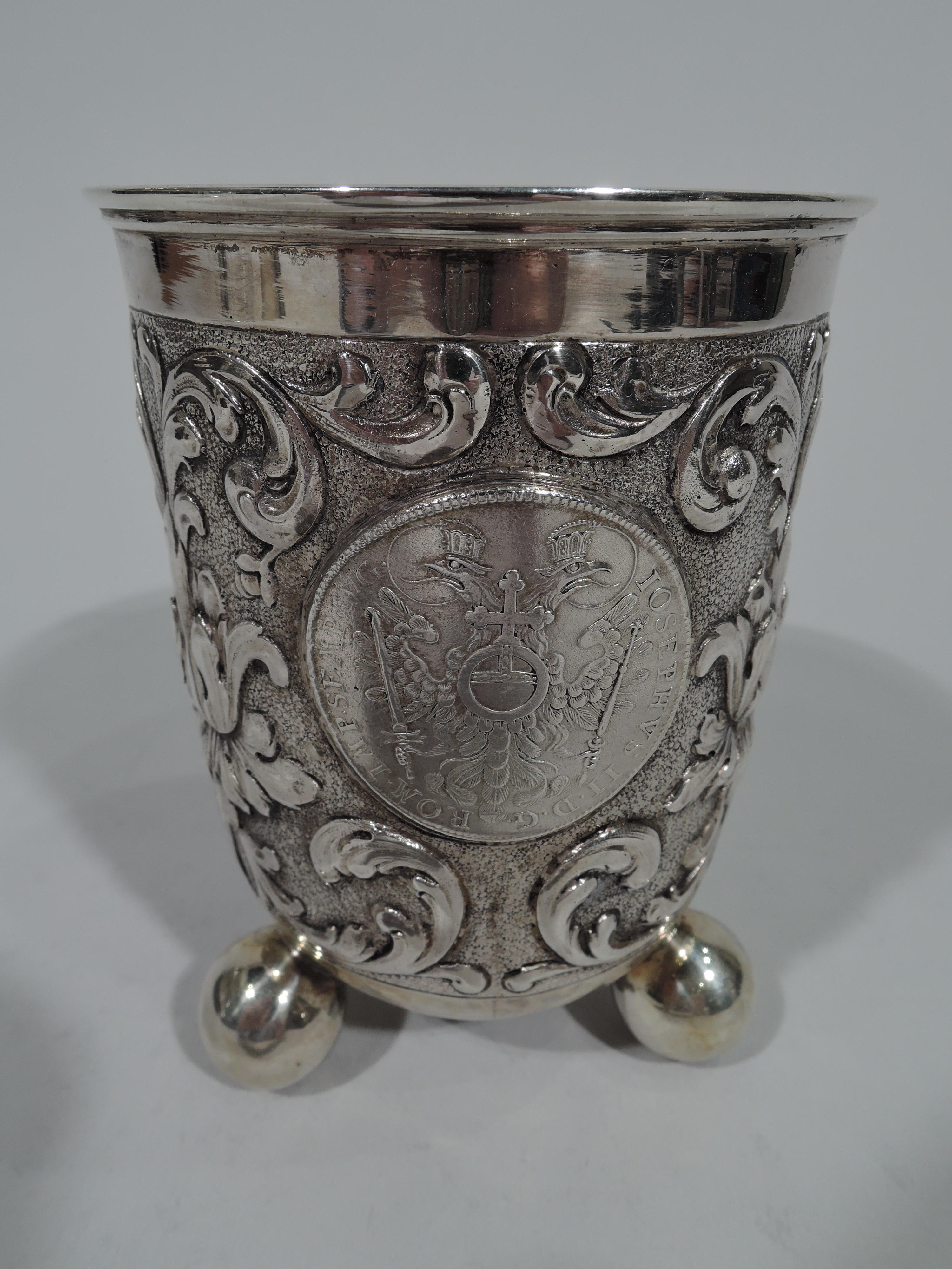Allemand Gobelet ancien en argent de style baroque allemand avec vieilles pièces