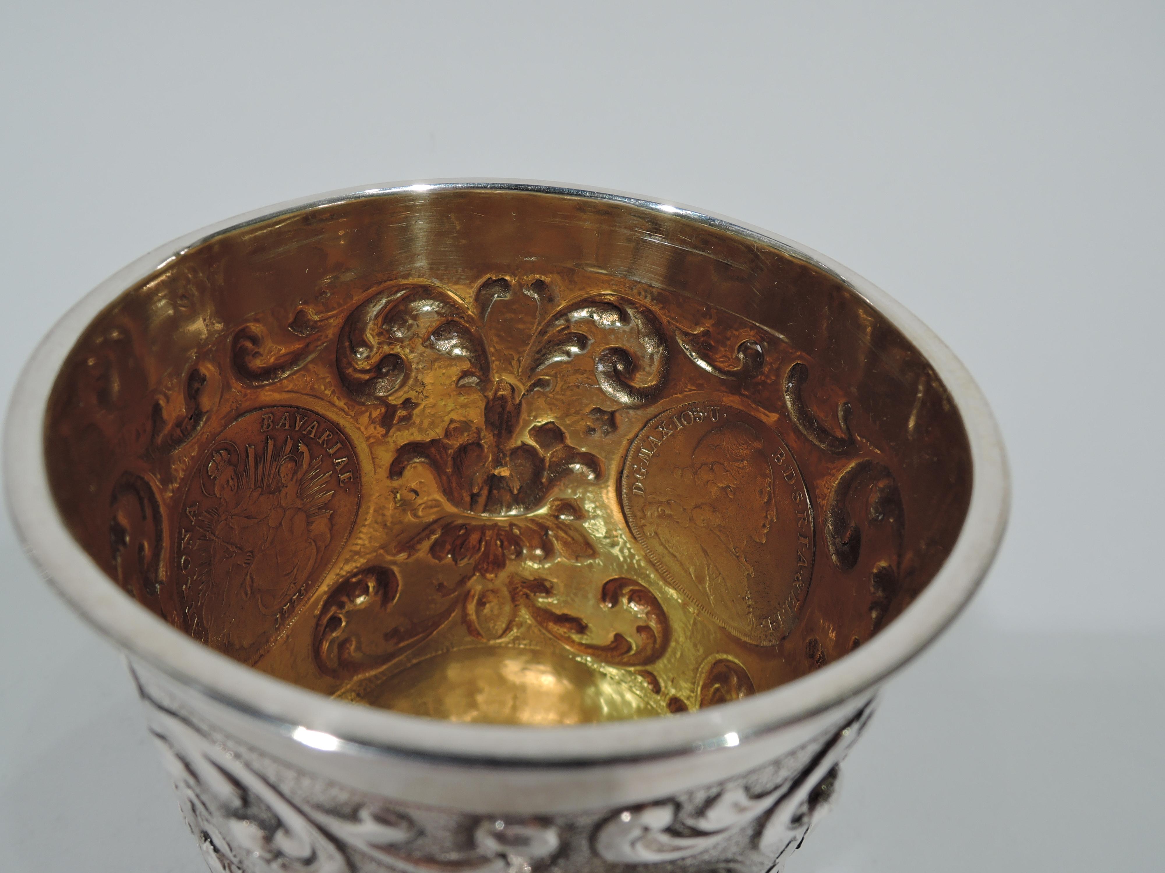 Gobelet ancien en argent de style baroque allemand avec vieilles pièces Bon état à New York, NY