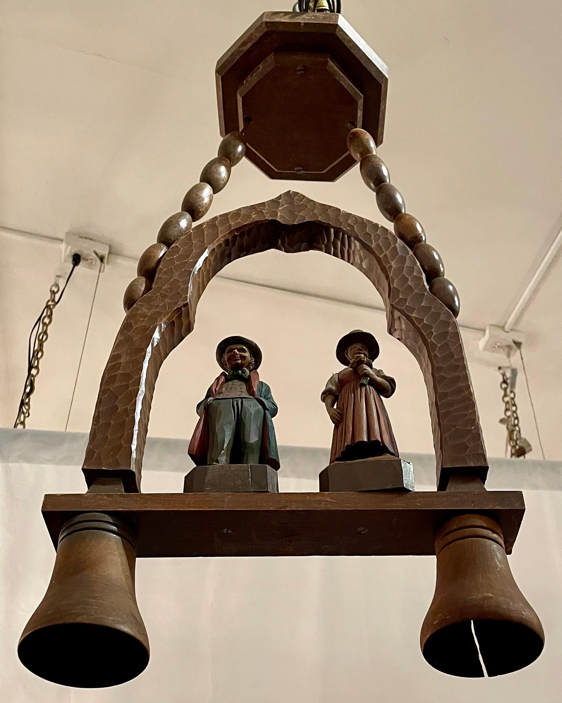 Antigua Luz de Taberna Alemana Bávara Tallada en Madera con un Hombre Sonriente y una Mujer con Flores, Circa 1910-1920's.