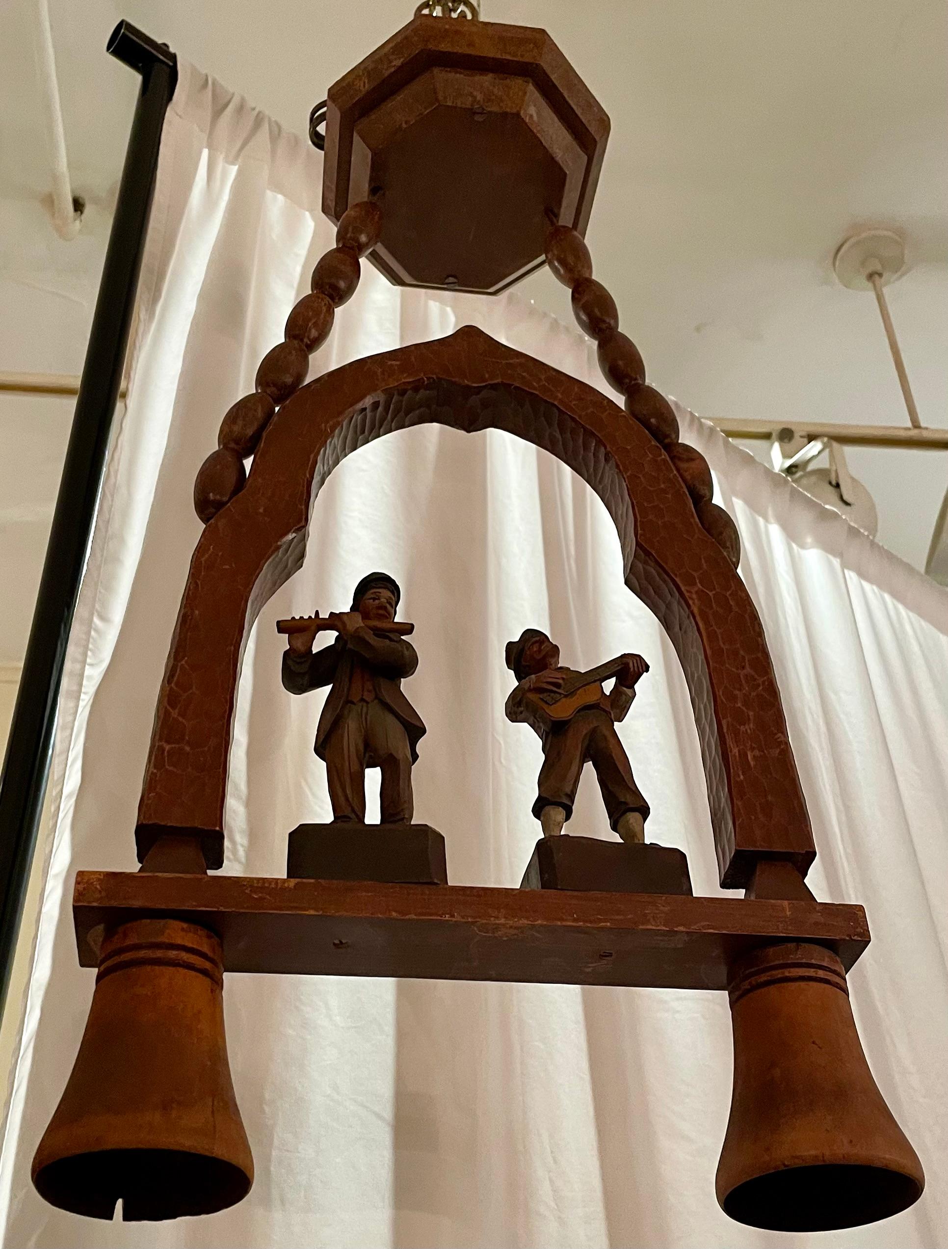 Antigua Luz de Taberna Alemana Bávara de Madera Tallada con Figuras Musicales, Circa 1910-1920's.