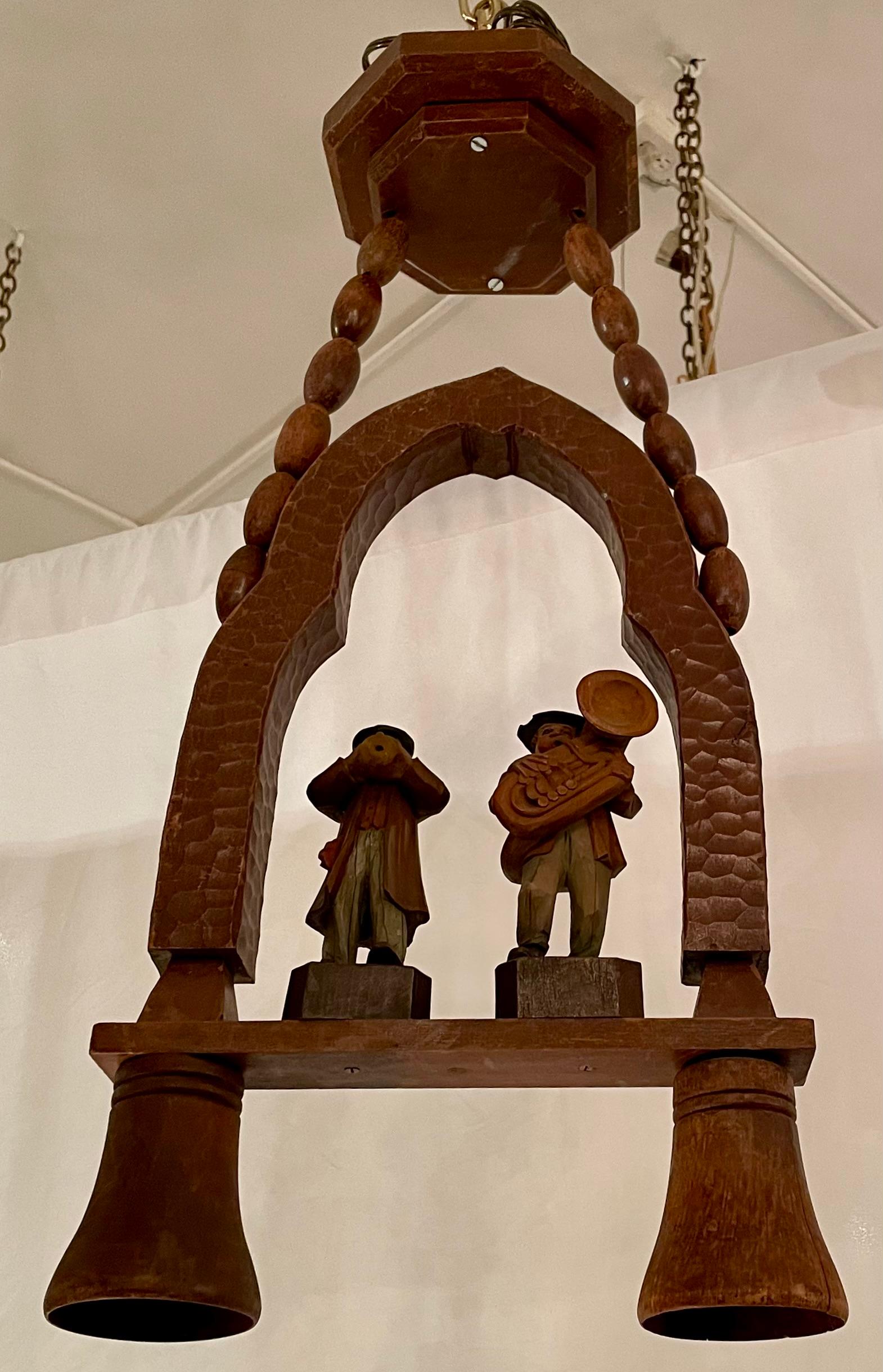 Antigua Luz de Taberna Alemana Bávara de Madera Tallada con Figuras Musicales, Circa 1910-1920's.