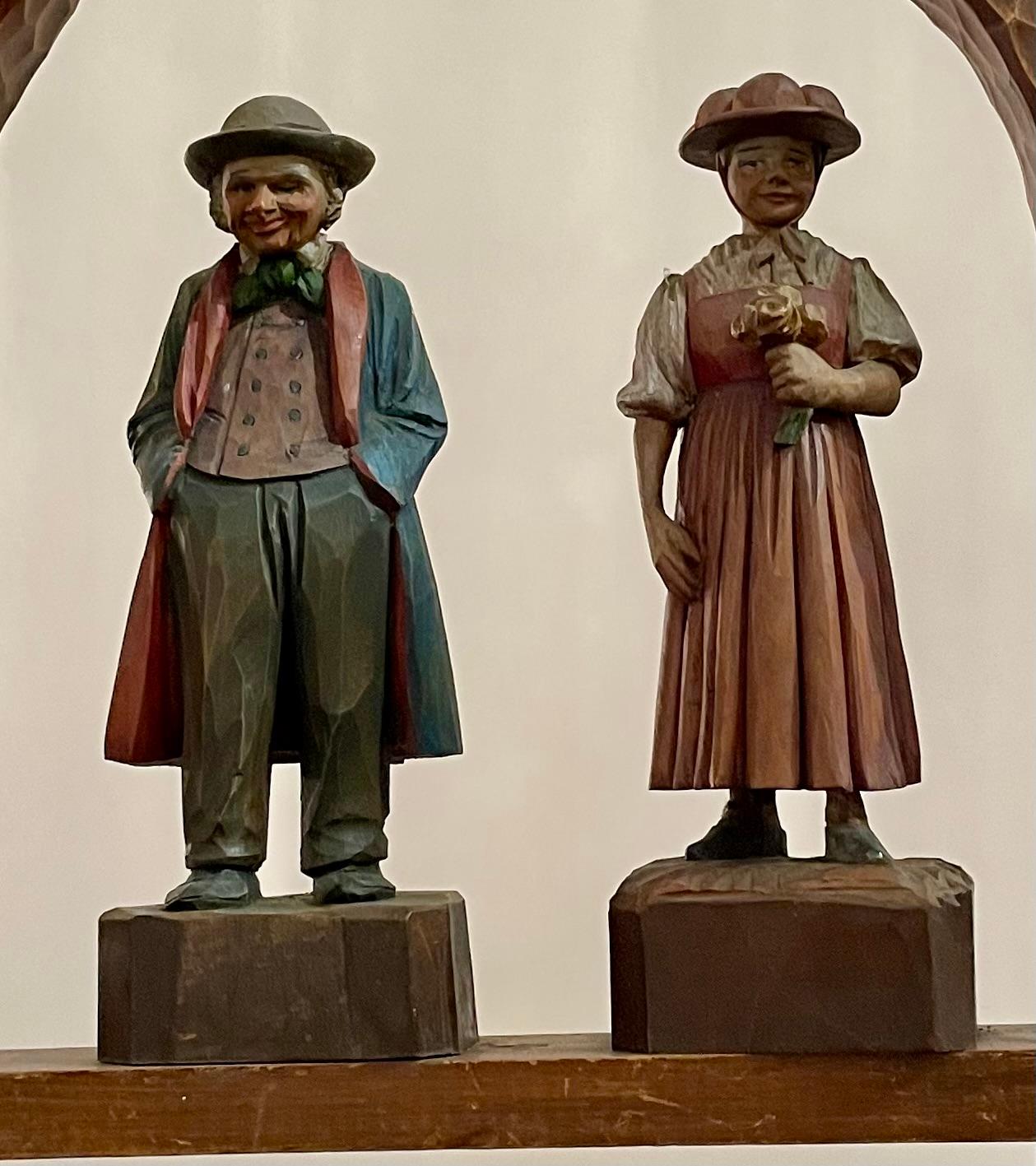 Antigua luz de taberna bávara alemana de madera tallada, circa 1910-1920. en Bueno estado para la venta en New Orleans, LA