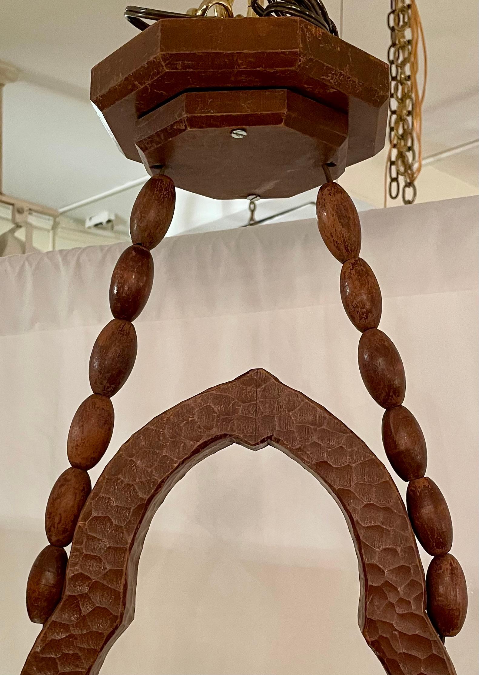 Antigua luz de taberna bávara alemana de madera tallada, circa 1910-1920. siglo XX en venta