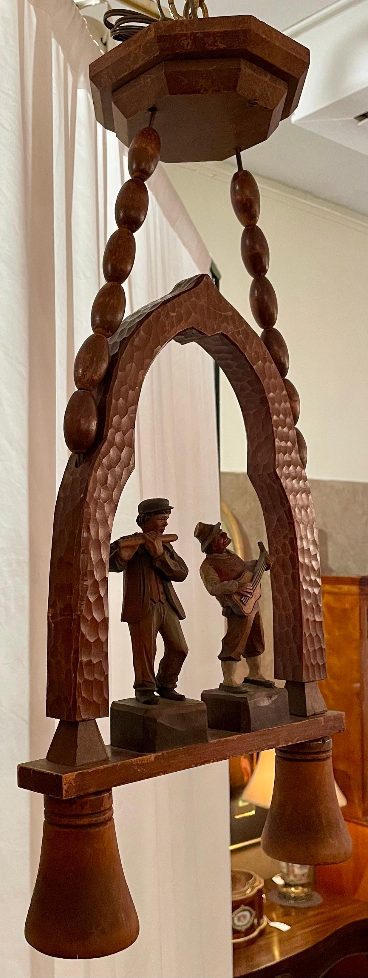 Antigua luz de taberna bávara alemana de madera tallada, circa 1910-1920. Madera en venta