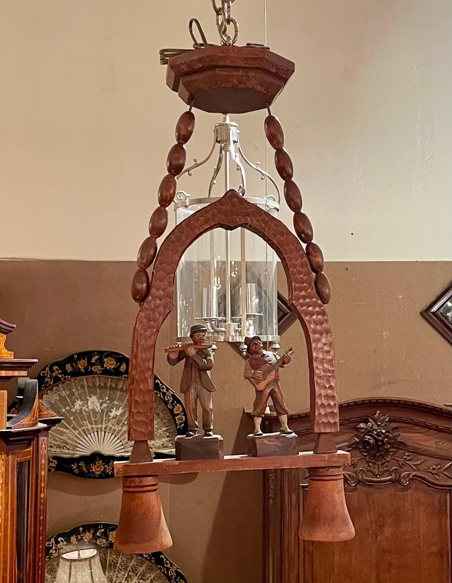 Antigua luz de taberna bávara alemana de madera tallada, circa 1910-1920. en venta 1