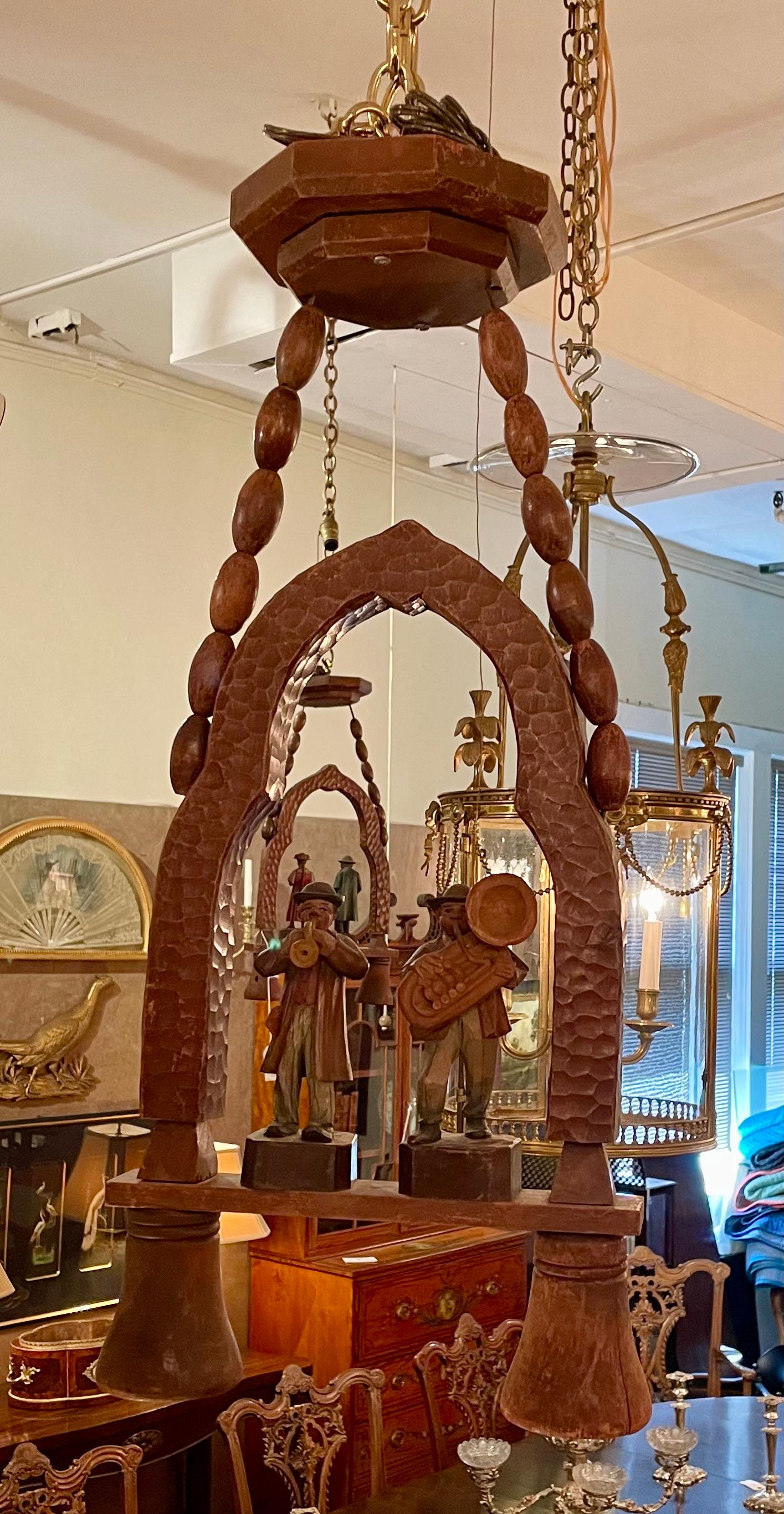 Antigua luz de taberna bávara alemana de madera tallada, circa 1910-1920. en venta 1
