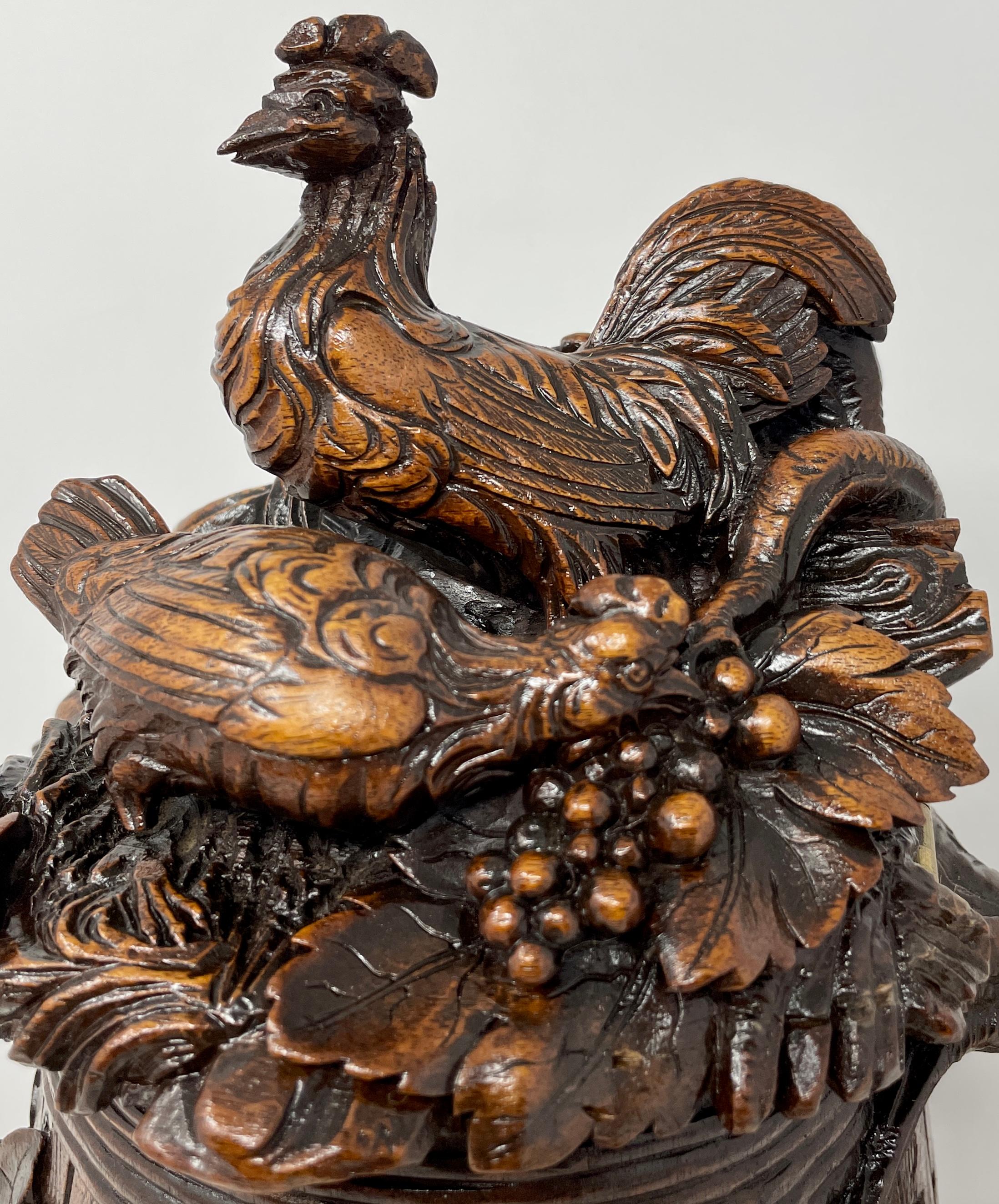Ancienne chope ou chope en noyer sculpté de l'Allemagne Black Forest, vers les années 1880 Bon état - En vente à New Orleans, LA