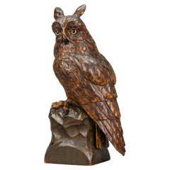 Ancienne sculpture allemande de hibou de la Forêt Noire sculptée avec yeux en verre