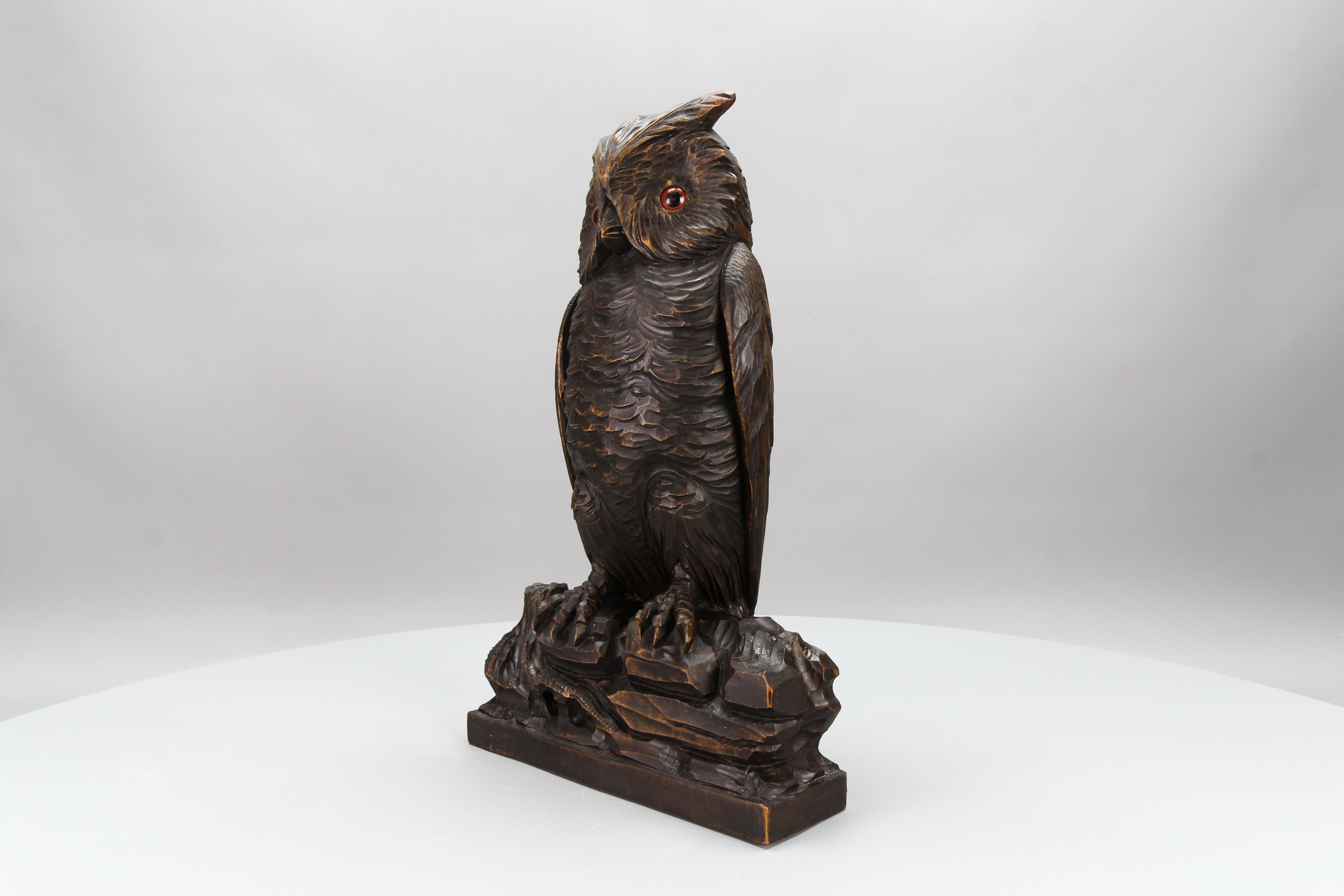 Antique German Black Forest Style Carved Owl Sculpture with Glass Eyes, ca. 1920 For Sale 5