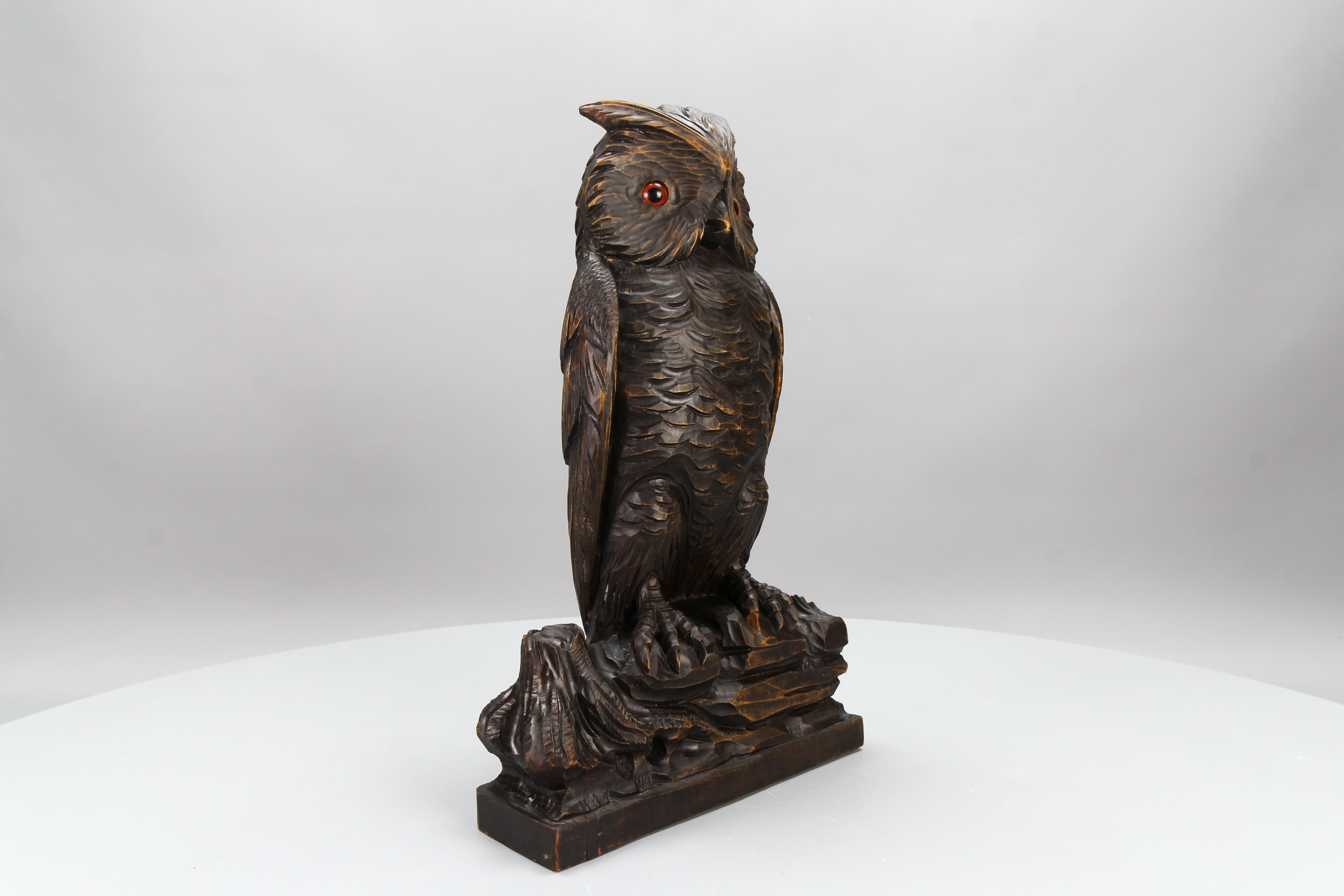 Antique German Black Forest Style Carved Owl Sculpture with Glass Eyes, ca. 1920 In Good Condition For Sale In Barntrup, DE