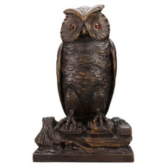 Ancienne sculpture allemande de style Black Forest, hibou sculpté avec des yeux en verre, vers 1920