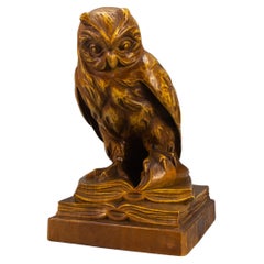 Ancienne sculpture allemande de style Black Forest représentant un hibou avec des livres, vers 1920