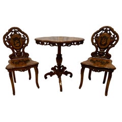 Ancienne table de chasse et 2 chaises allemandes en bois sculpté Black Forest, vers 1880-1890