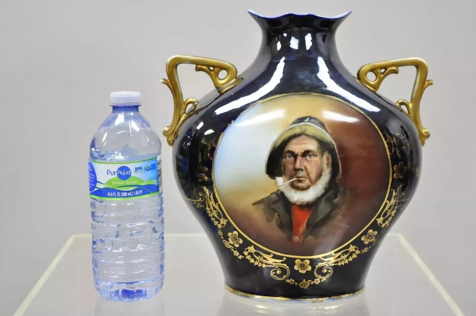 Antiquité - Vase à double anse bleu allemand représentant un marin fumant la pipe en vente 4