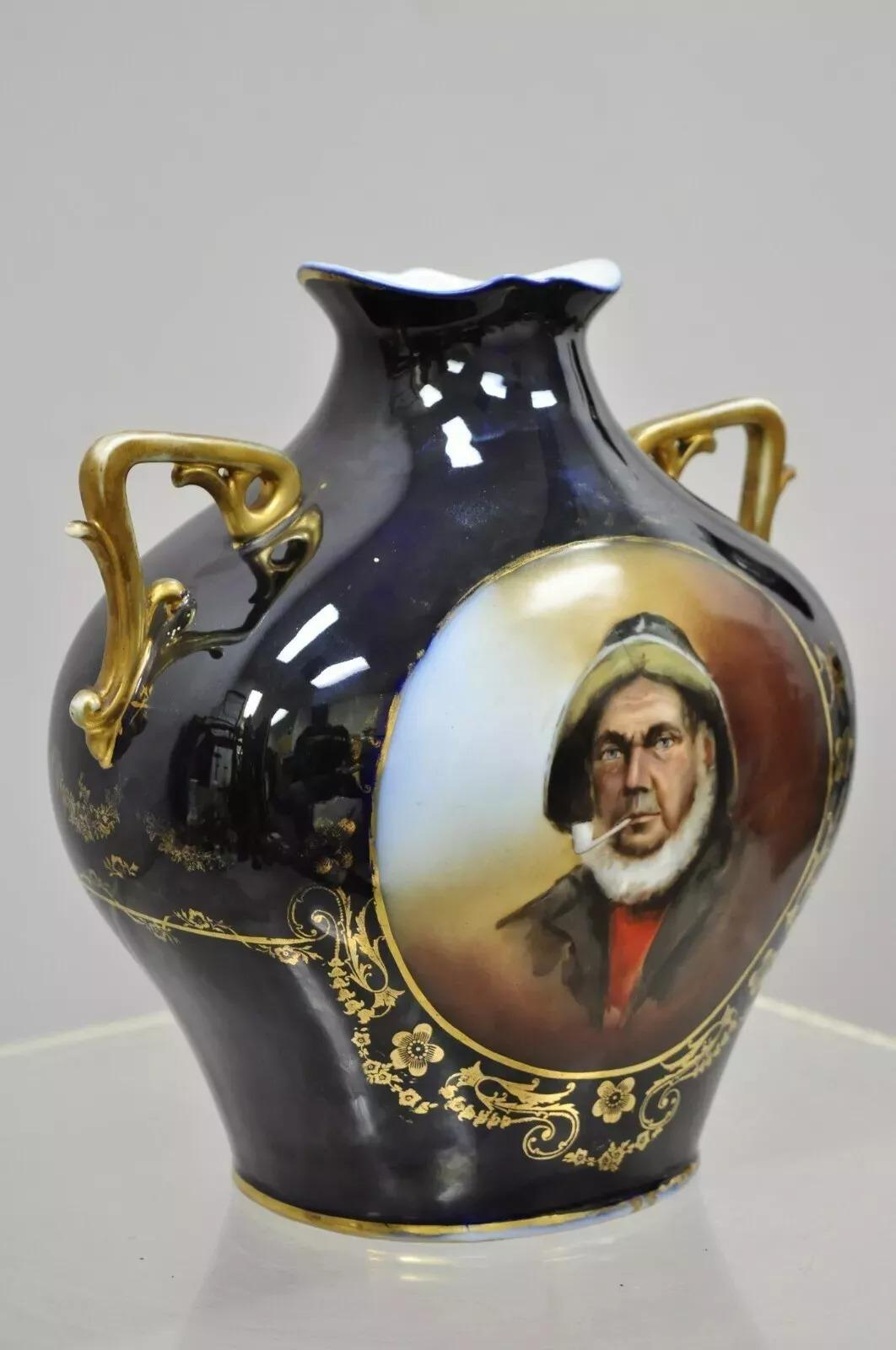 Antiquité - Vase à double anse bleu allemand représentant un marin fumant la pipe en vente 5