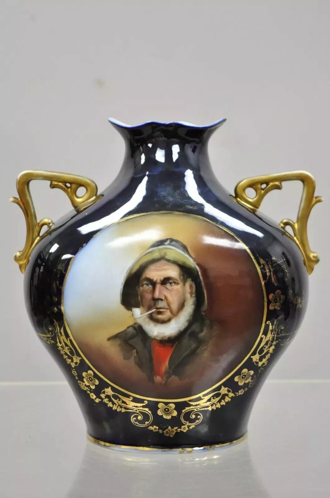 Vase ancien à double anse, bleu allemand, représentant un marin fumant la pipe. L'article présenté porte un numéro sur le fond qui semble indiquer 