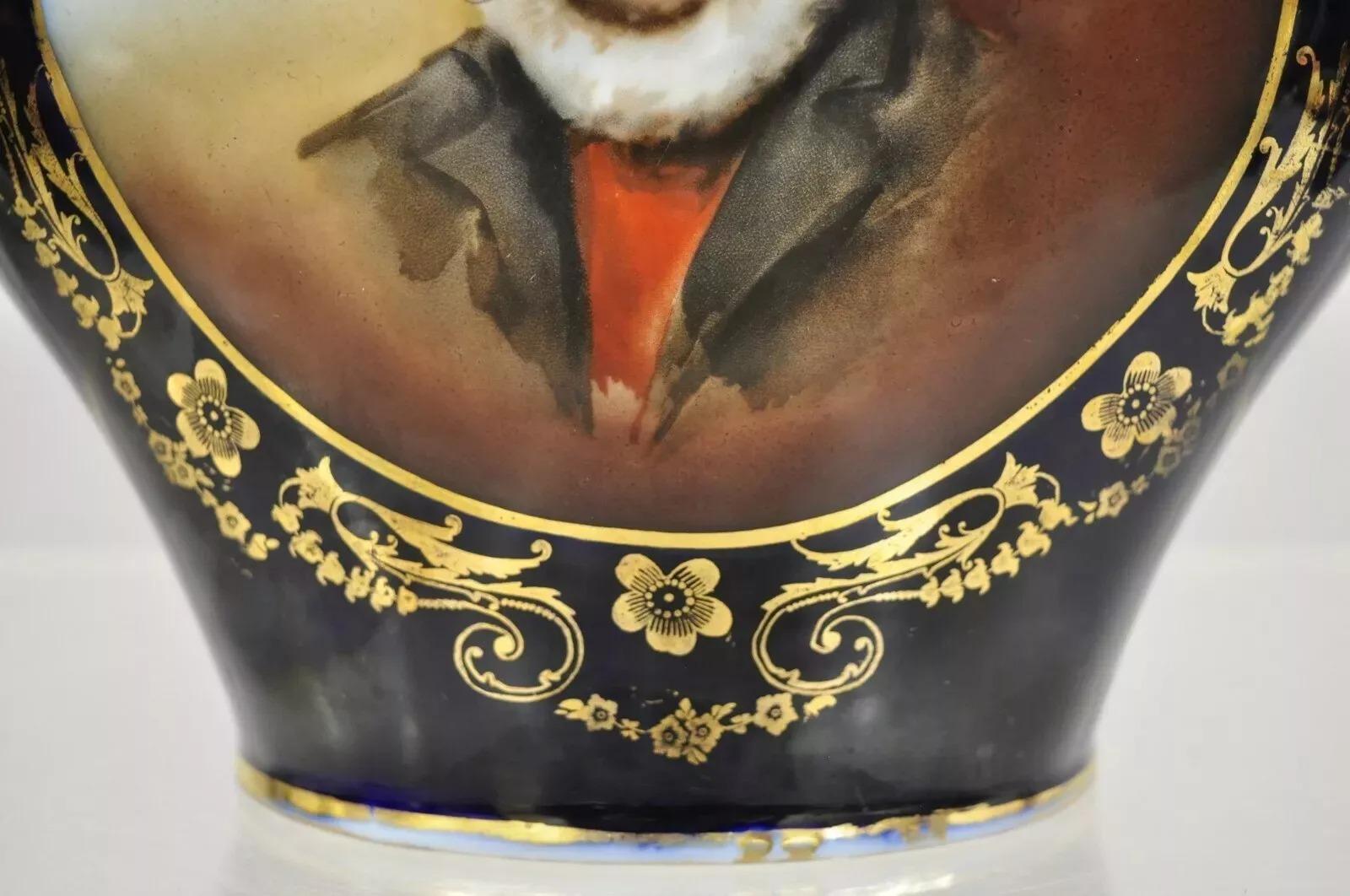 Inconnu Antiquité - Vase à double anse bleu allemand représentant un marin fumant la pipe en vente
