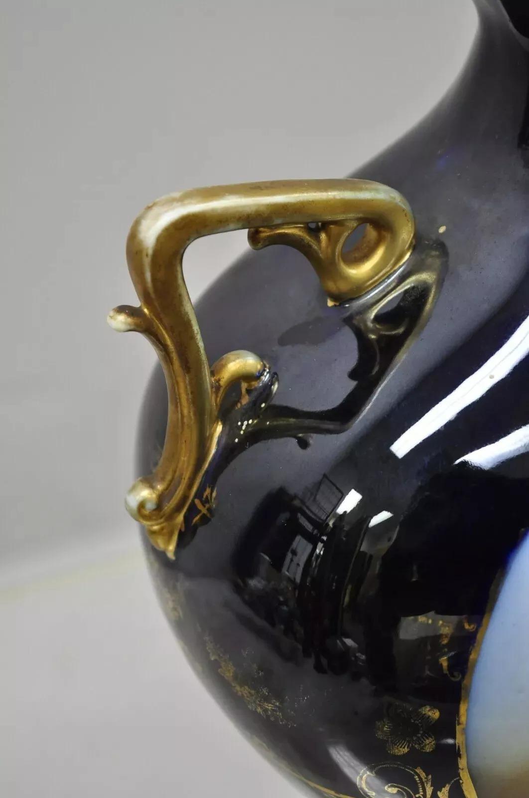 Antiquité - Vase à double anse bleu allemand représentant un marin fumant la pipe Bon état - En vente à Philadelphia, PA