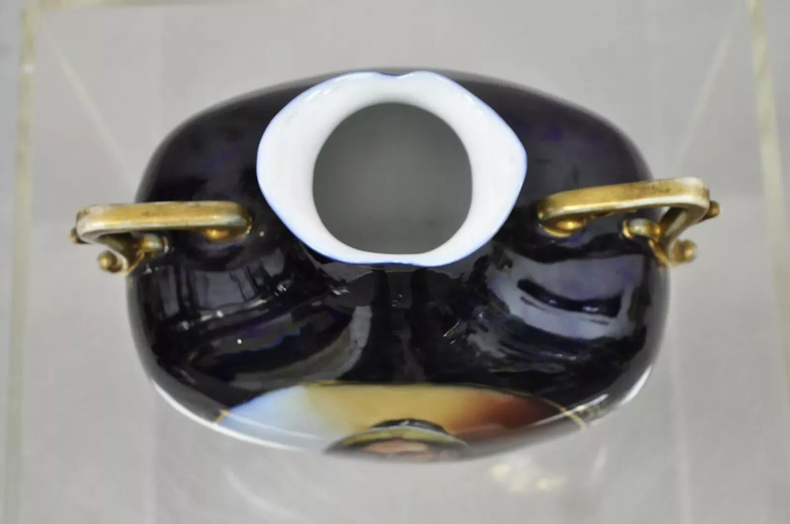 20ième siècle Antiquité - Vase à double anse bleu allemand représentant un marin fumant la pipe en vente