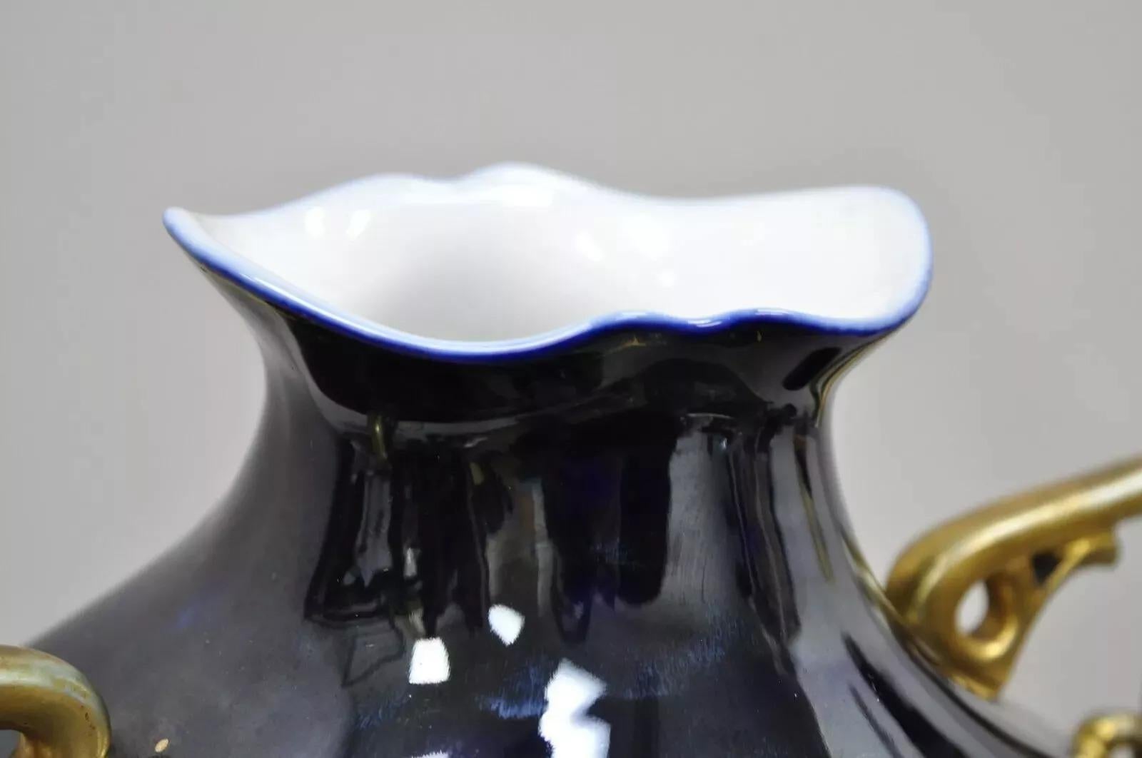 Porcelaine Antiquité - Vase à double anse bleu allemand représentant un marin fumant la pipe en vente