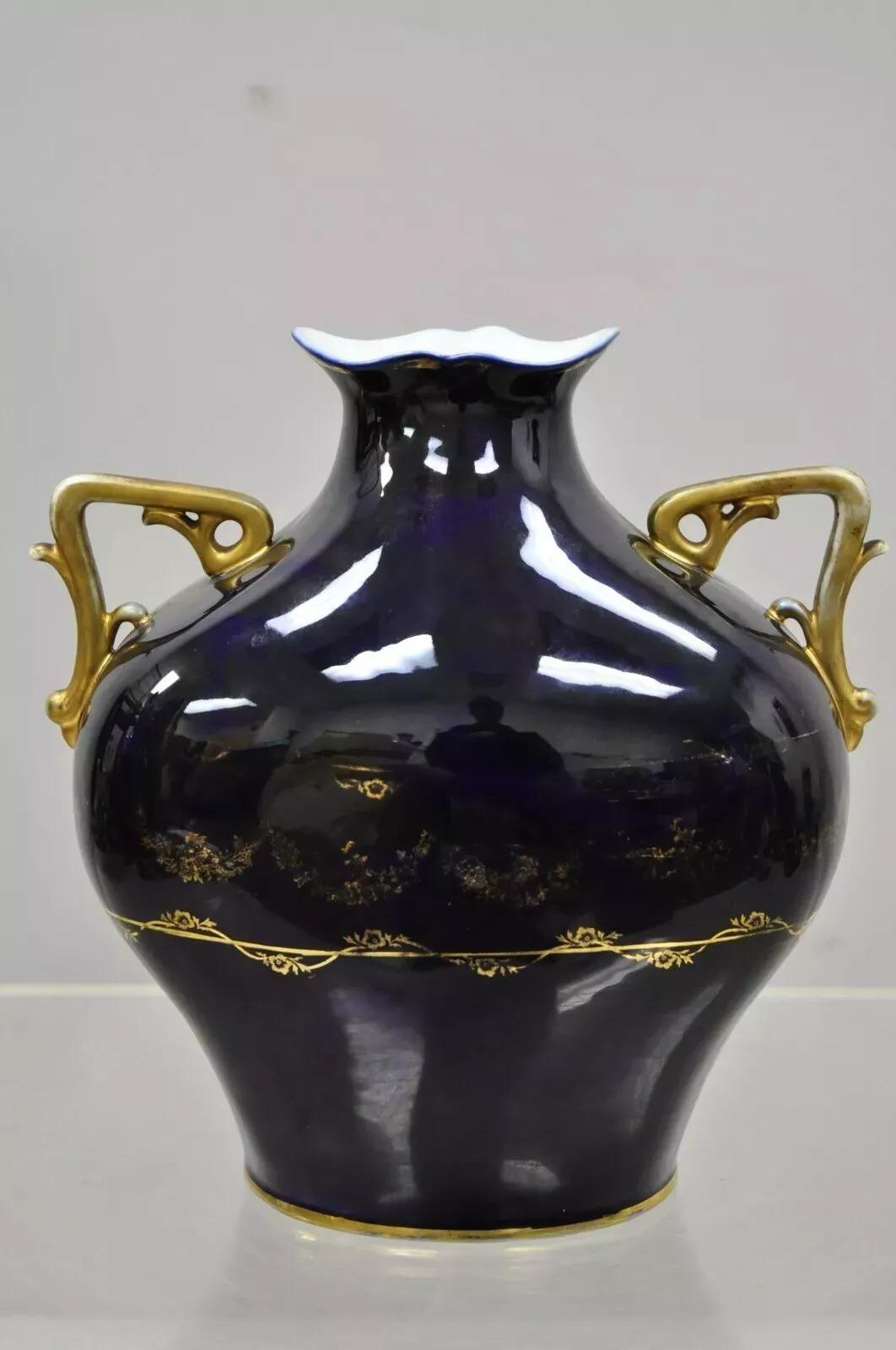 Antiquité - Vase à double anse bleu allemand représentant un marin fumant la pipe en vente 1