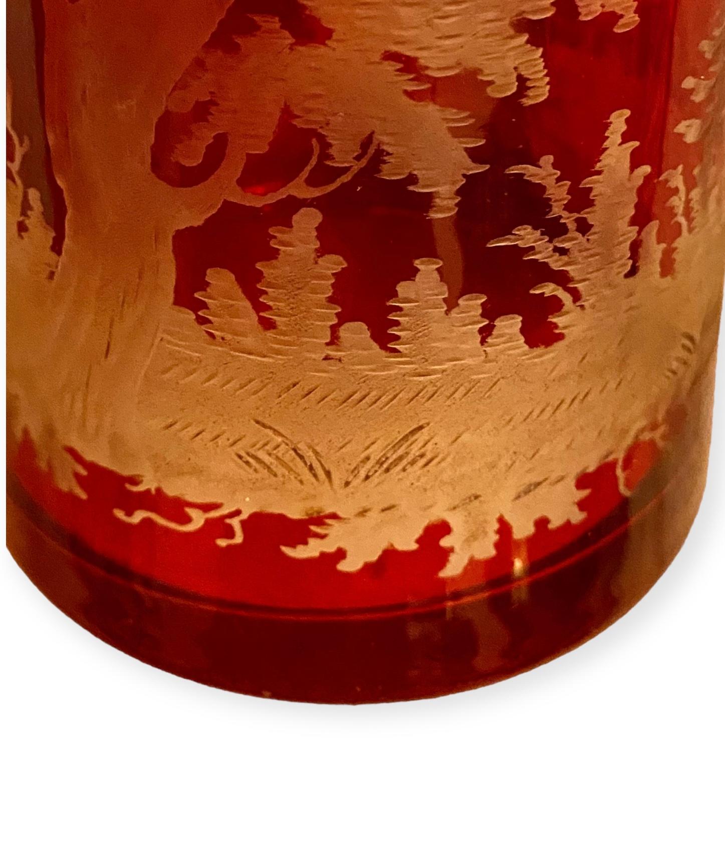 Stein à bière allemand ancien en verre flash rouge gravé de Bohème - Krug allemand en rubis  en vente 2