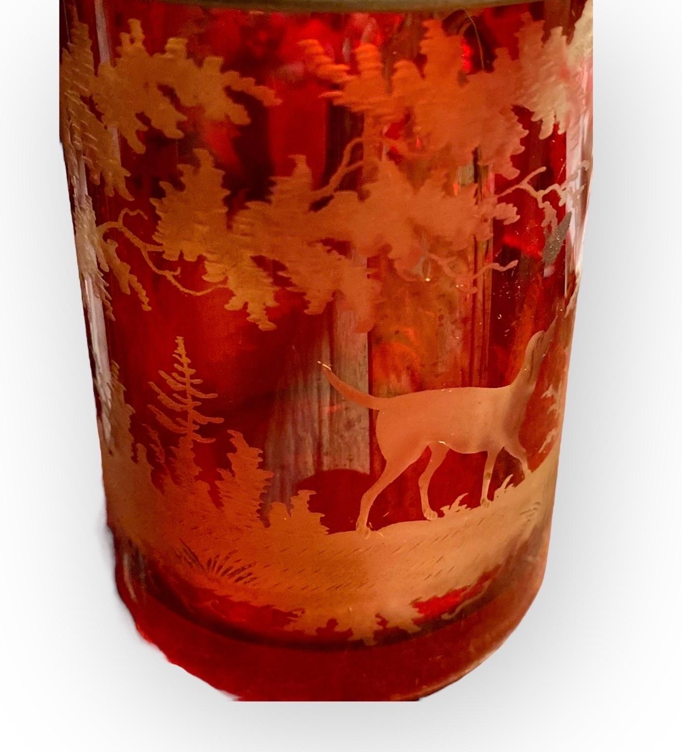 Antiker deutscher böhmischer geätzter roter Flash-Glas-Bierstein - Deutscher Rubin Krug  (Radiert) im Angebot
