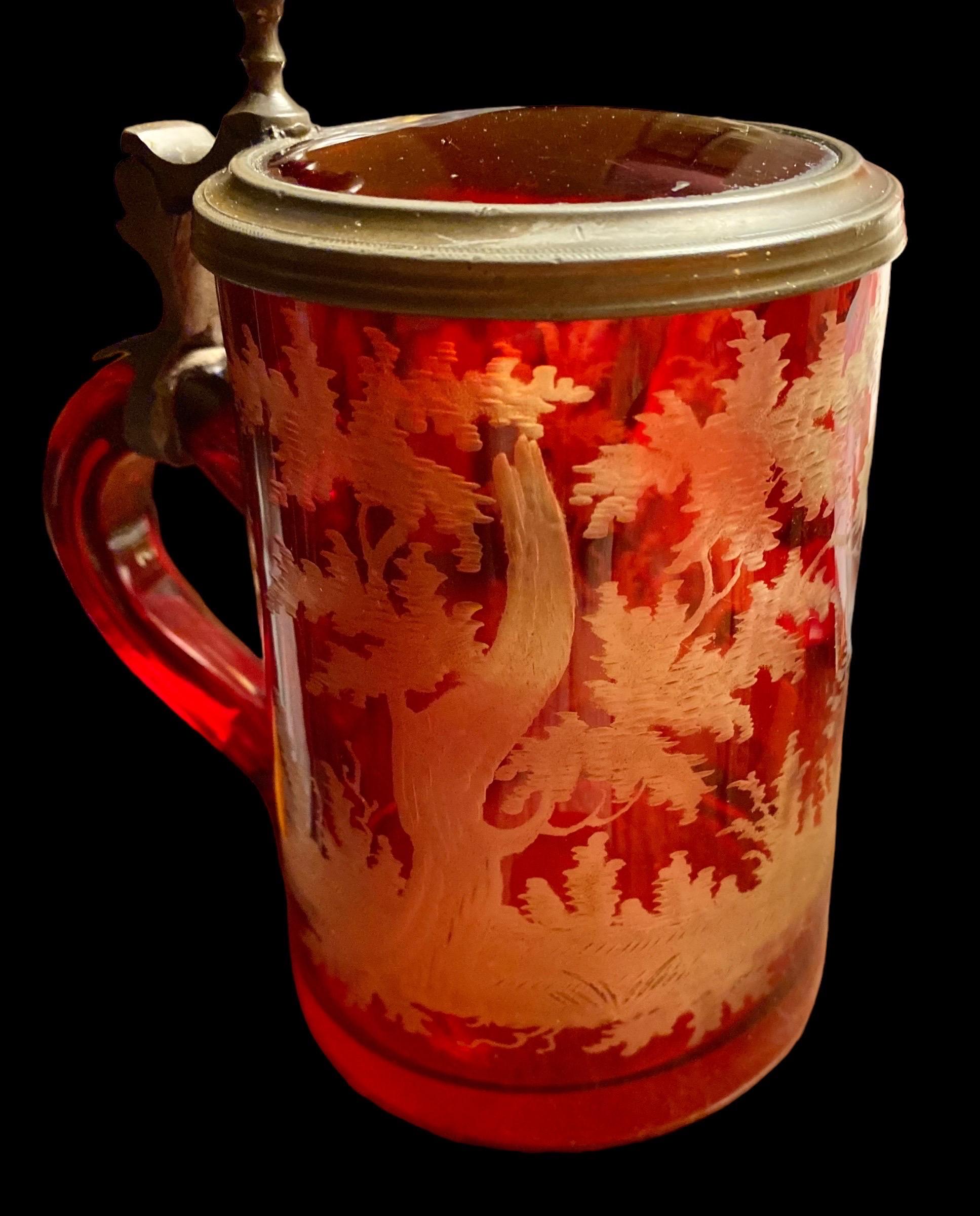 Buriné Stein à bière allemand ancien en verre flash rouge gravé de Bohème - Krug allemand en rubis  en vente