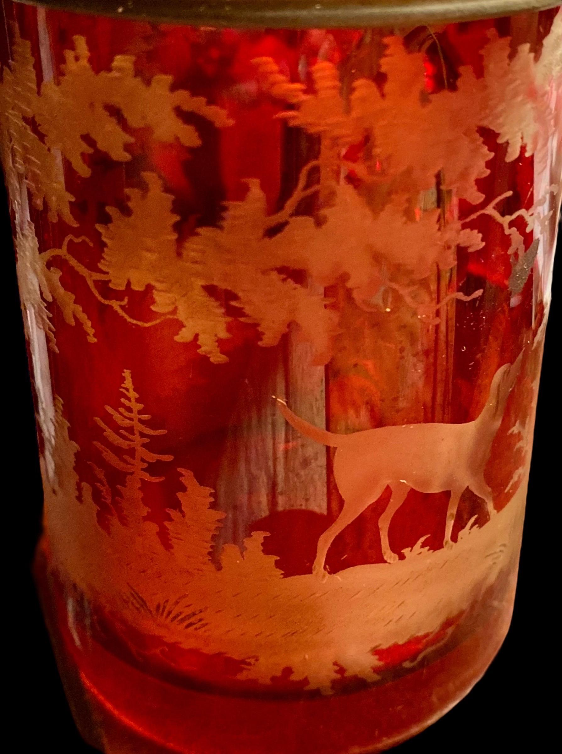 Milieu du XIXe siècle Stein à bière allemand ancien en verre flash rouge gravé de Bohème - Krug allemand en rubis  en vente
