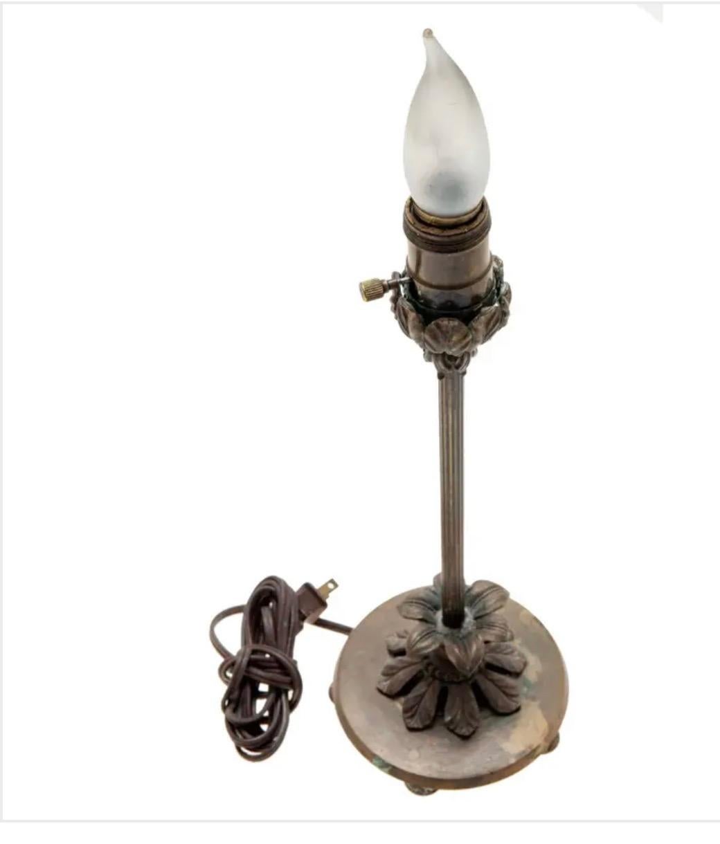 Antiguo candelabro alemán de latón Candelabro de mesa Luis XV en venta